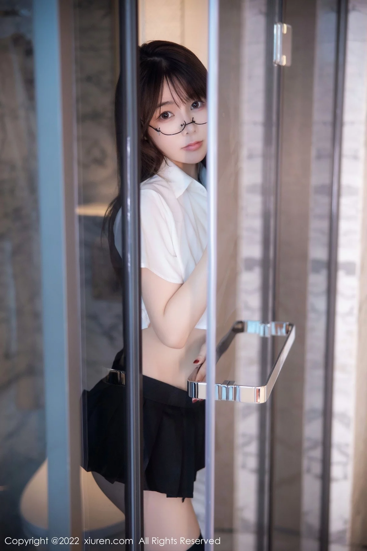 [[XiuRen秀人网]秀人网]No.5365_模特婠婠么性感学妹制服白色短T配黑短裙秀曼妙身姿诱惑写真98P