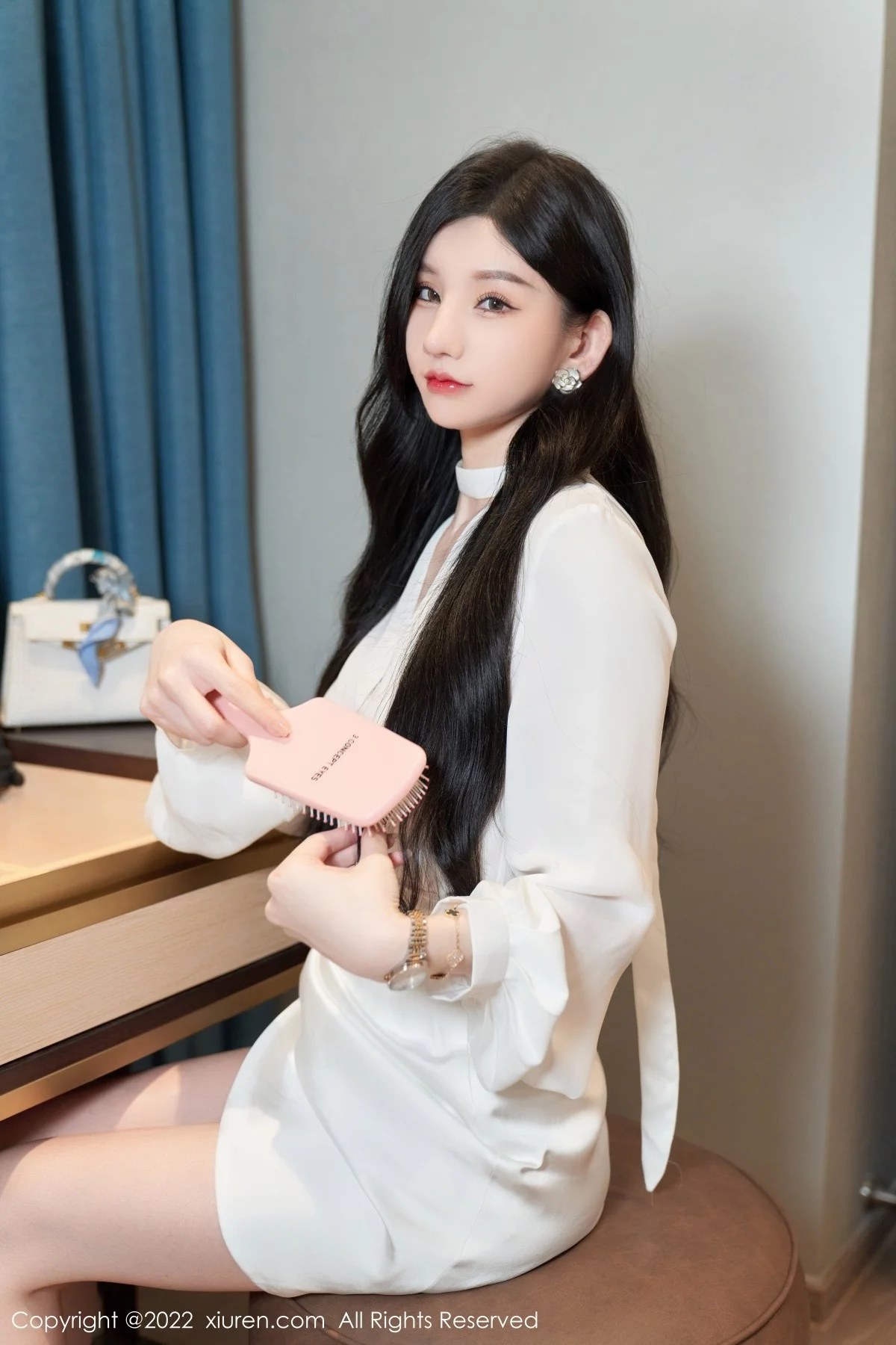 [[XiuRen秀人网]秀人网]No.5381_女神周于希Sally私房简约白色服半脱露蕾丝内裤秀翘臀诱惑写真77P