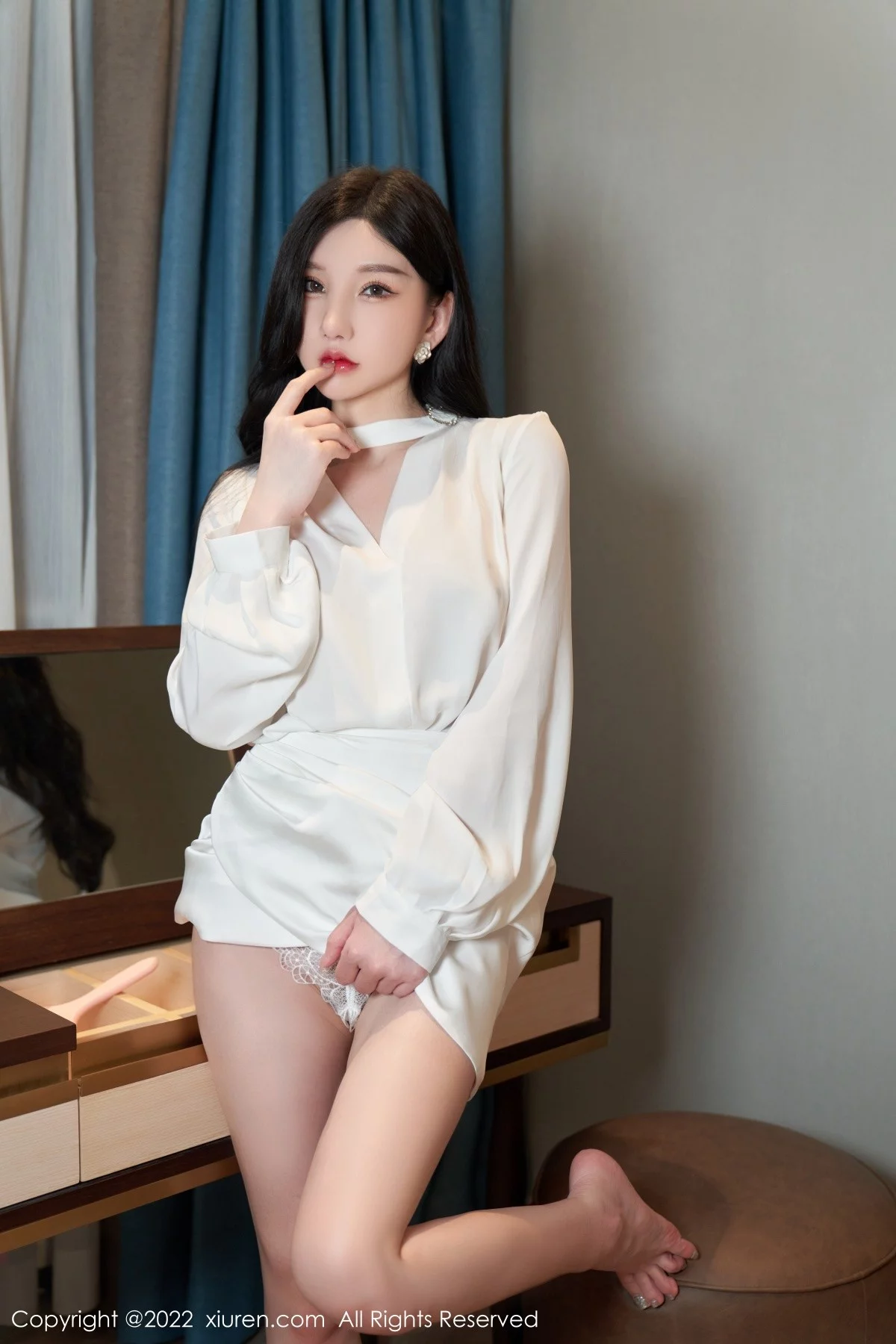 [[XiuRen秀人网]秀人网]No.5381_女神周于希Sally私房简约白色服半脱露蕾丝内裤秀翘臀诱惑写真77P