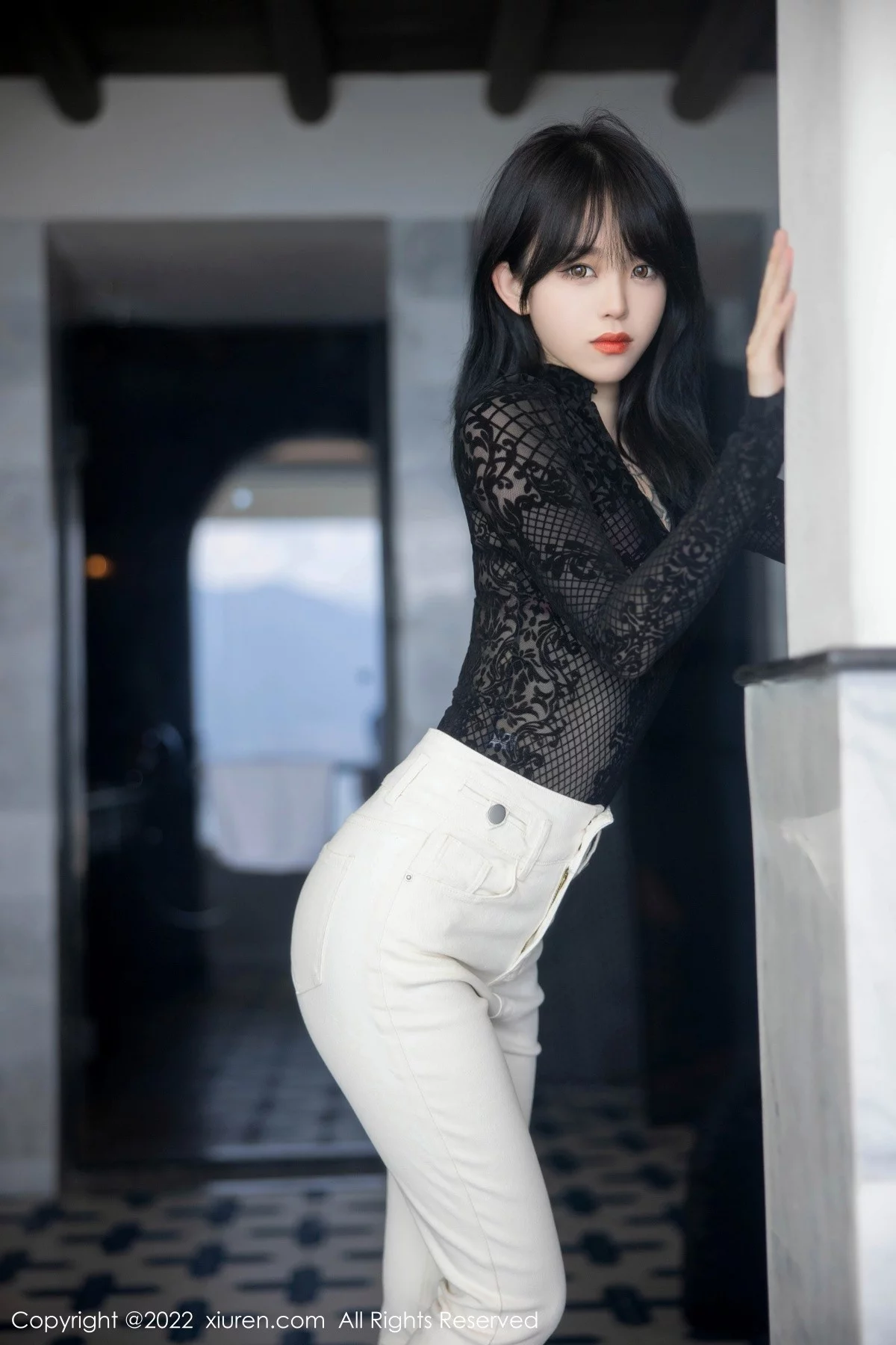 [[XiuRen秀人网]秀人网]No.5386_模特奶瓶大理旅拍黑色网纱上衣配白色长裤露粉色内衣诱惑写真98P