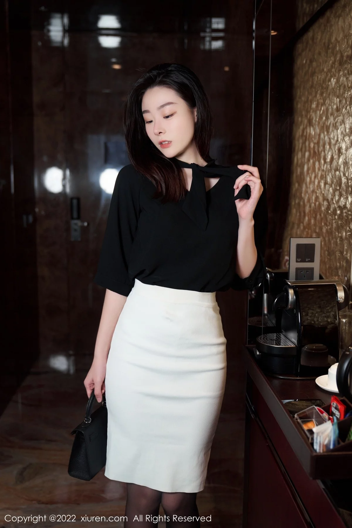 [[XiuRen秀人网]秀人网]No.5312_模特是小逗逗黑色轻透上衣配白色短裙露超薄无内黑丝诱惑写真90P