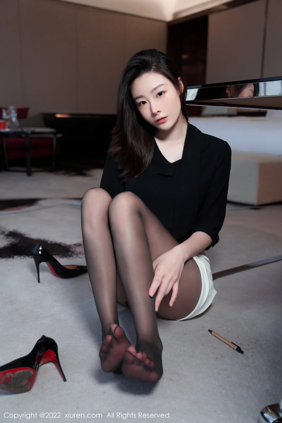[[XiuRen秀人网]秀人网]No.5312_模特是小逗逗黑色轻透上衣配白色短裙露超薄无内黑丝诱惑写真90P