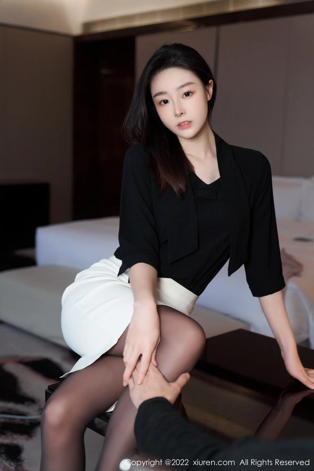 [[XiuRen秀人网]秀人网]No.5312_模特是小逗逗黑色轻透上衣配白色短裙露超薄无内黑丝诱惑写真90P
