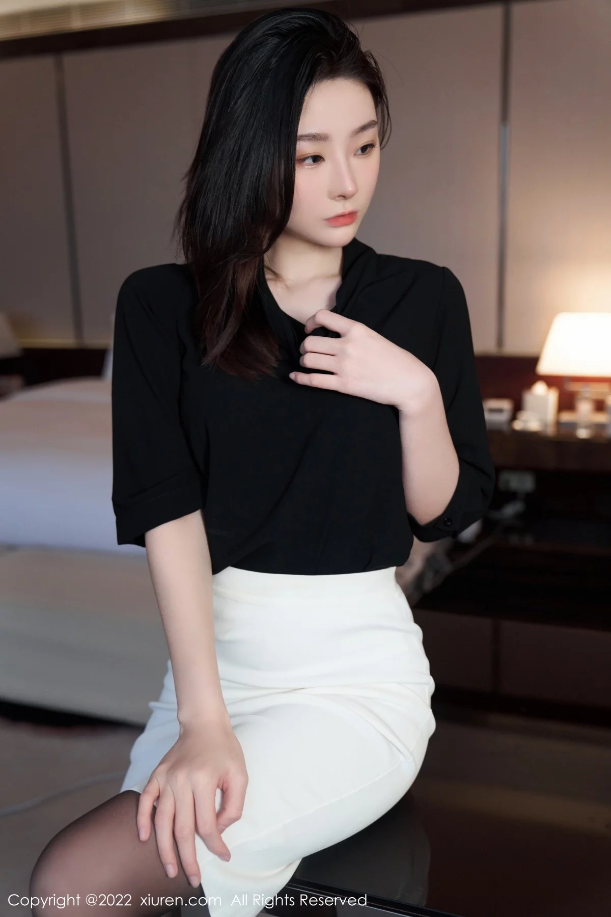 [[XiuRen秀人网]秀人网]No.5312_模特是小逗逗黑色轻透上衣配白色短裙露超薄无内黑丝诱惑写真90P