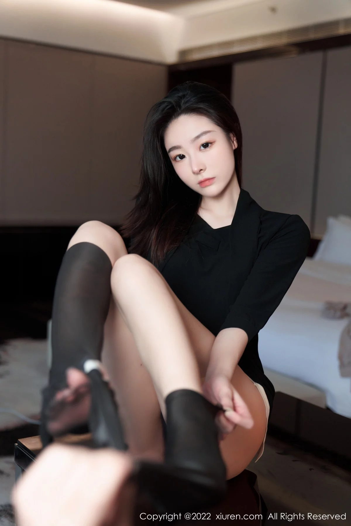 [[XiuRen秀人网]秀人网]No.5312_模特是小逗逗黑色轻透上衣配白色短裙露超薄无内黑丝诱惑写真90P