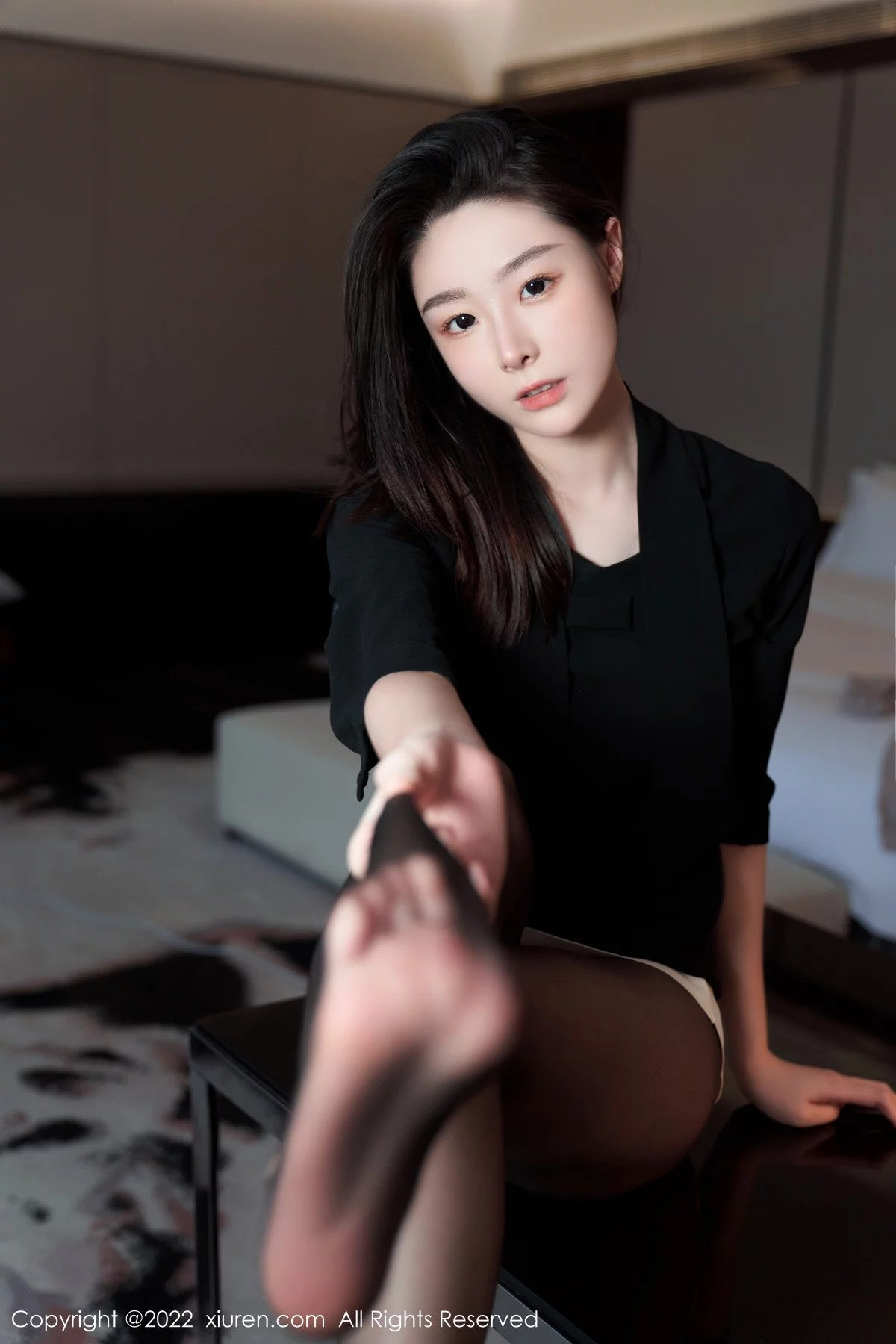 [[XiuRen秀人网]秀人网]No.5312_模特是小逗逗黑色轻透上衣配白色短裙露超薄无内黑丝诱惑写真90P