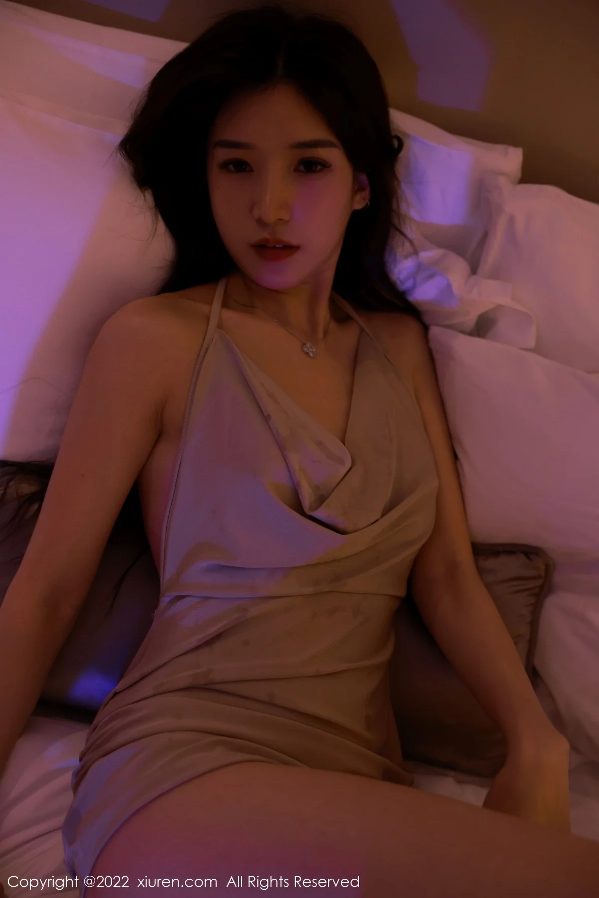 [[XiuRen秀人网]秀人网]No.5400_模特hebe韩心雨澳门旅拍幽暗灯光下浅色连衣短裙迷人诱惑写真55P