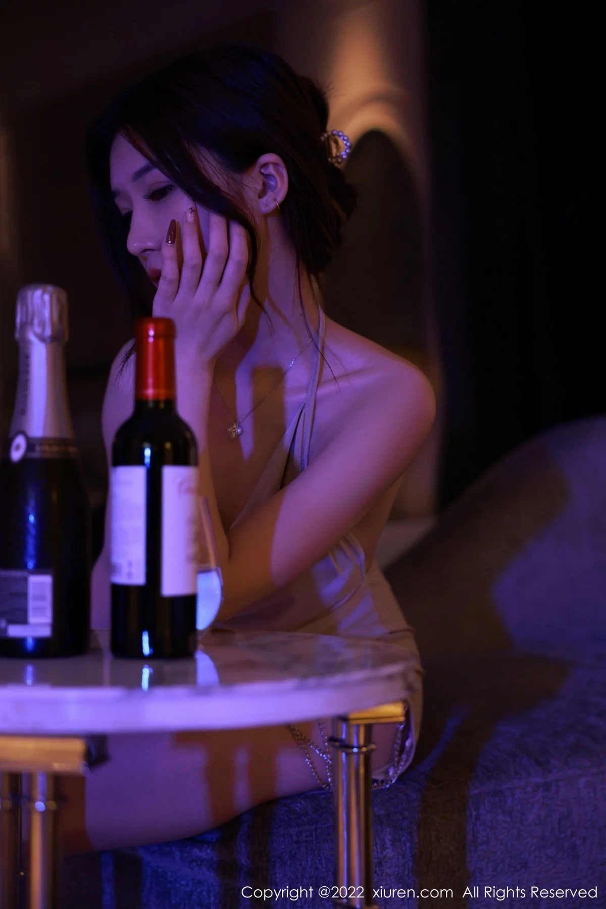 [[XiuRen秀人网]秀人网]No.5400_模特hebe韩心雨澳门旅拍幽暗灯光下浅色连衣短裙迷人诱惑写真55P