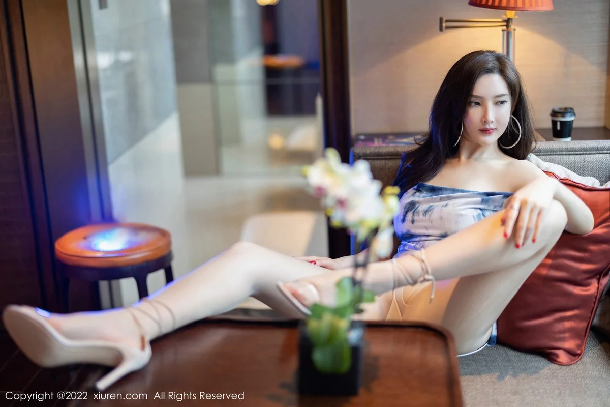[[XiuRen秀人网]秀人网]No.5411_女神Carol小肥莹私房性感蓝白吊带短裙半脱秀豪乳翘臀诱惑写真64P
