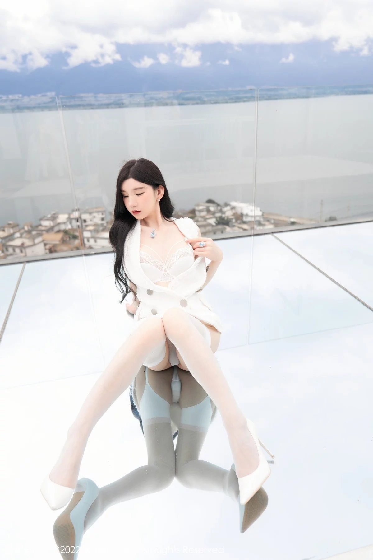 [[XiuRen秀人网]秀人网]No.5418_女神周于希Sally心愿旅拍脱白色外衣露白色蕾丝内衣诱惑写真73P