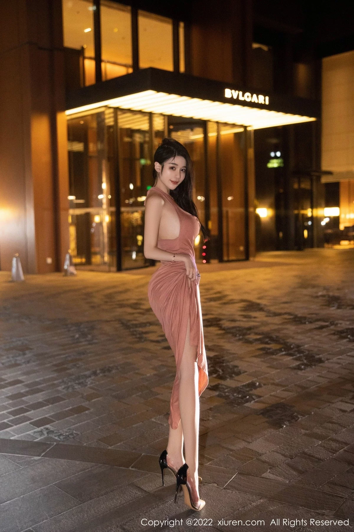 [[XiuRen秀人网]秀人网]No.5426_模特美七Mia西双版纳旅拍脱淡红色连衣裙秀丰满身材诱惑写真114P