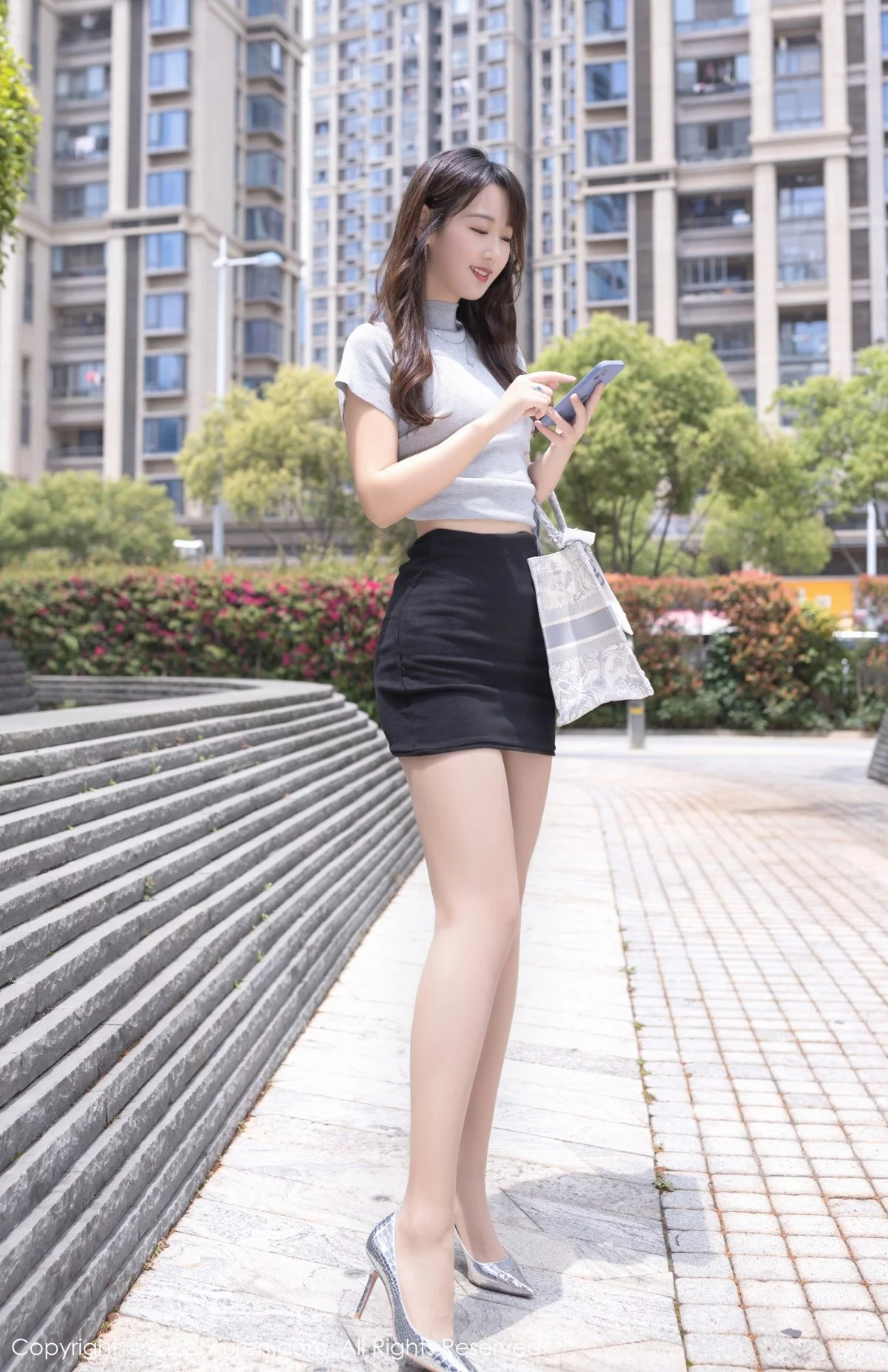 [[XiuRen秀人网]秀人网]No.5439_模特唐安琪灰色收身上衣配黑短裙半脱露蕾丝内衣迷人诱惑写真80P