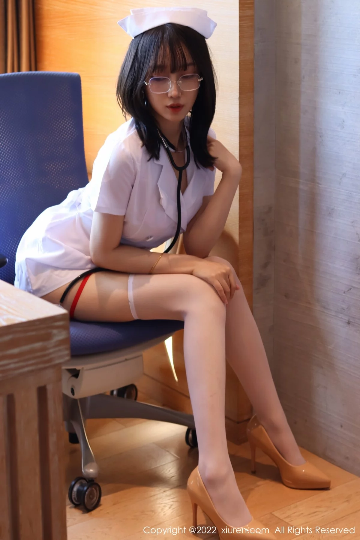 [[XiuRen秀人网]秀人网]No.5438_模特玥儿玥er香格里拉旅拍半脱护士服露红色情趣内衣诱惑写真54P