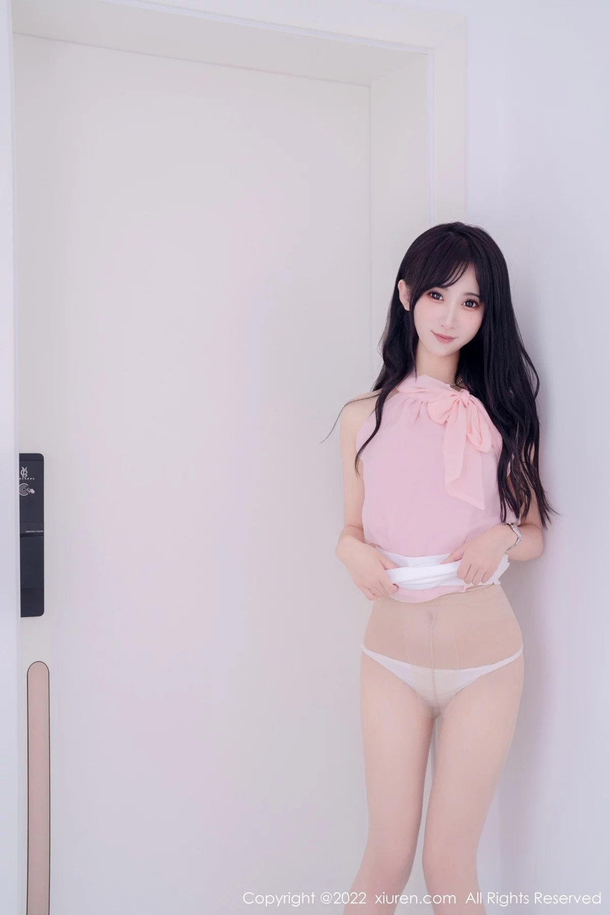 [[XiuRen秀人网]秀人网]No.5318_女神小果冻儿大理旅拍性感粉色上衣配白色短裙秀美腿诱惑写真76P
