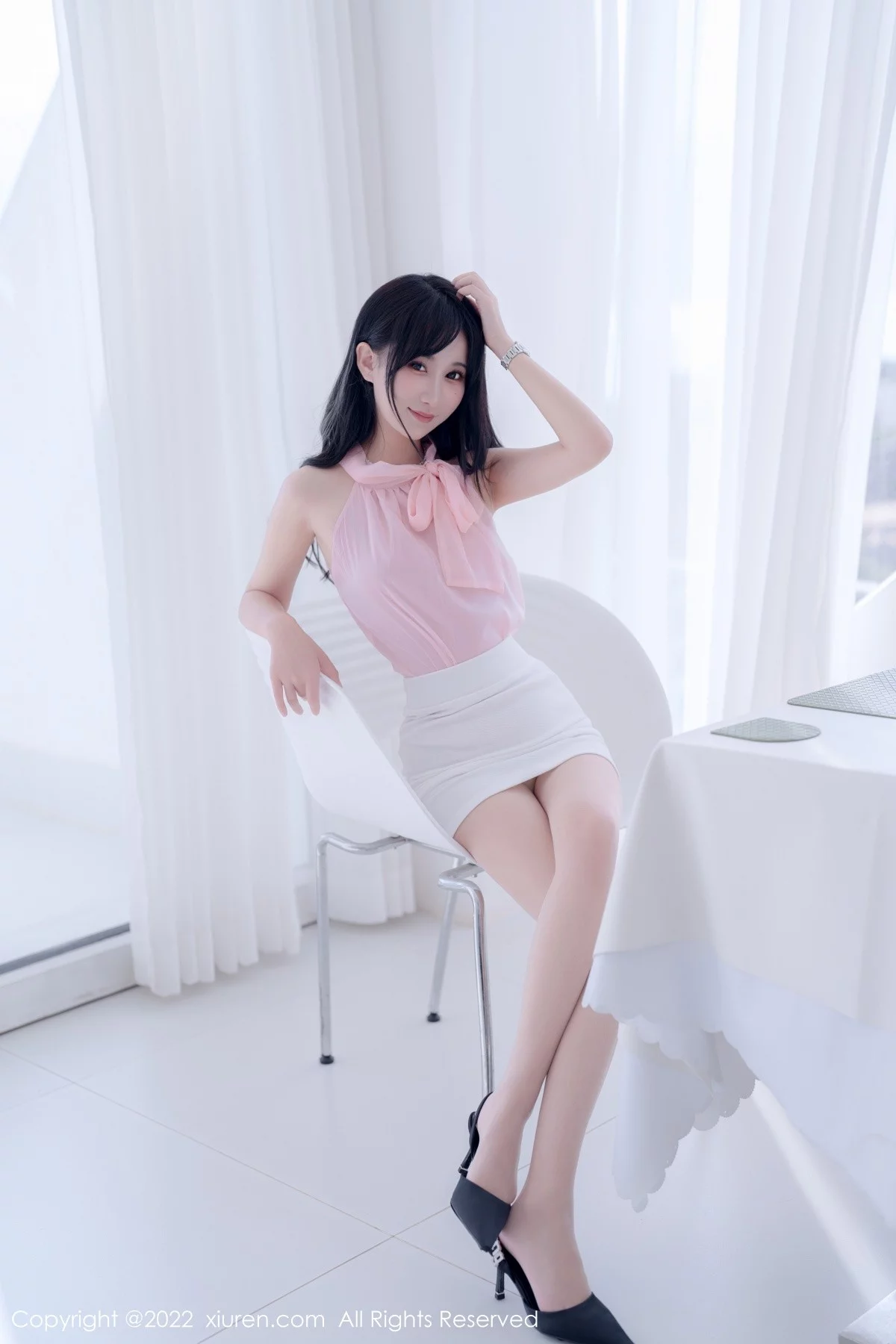 [[XiuRen秀人网]秀人网]No.5318_女神小果冻儿大理旅拍性感粉色上衣配白色短裙秀美腿诱惑写真76P