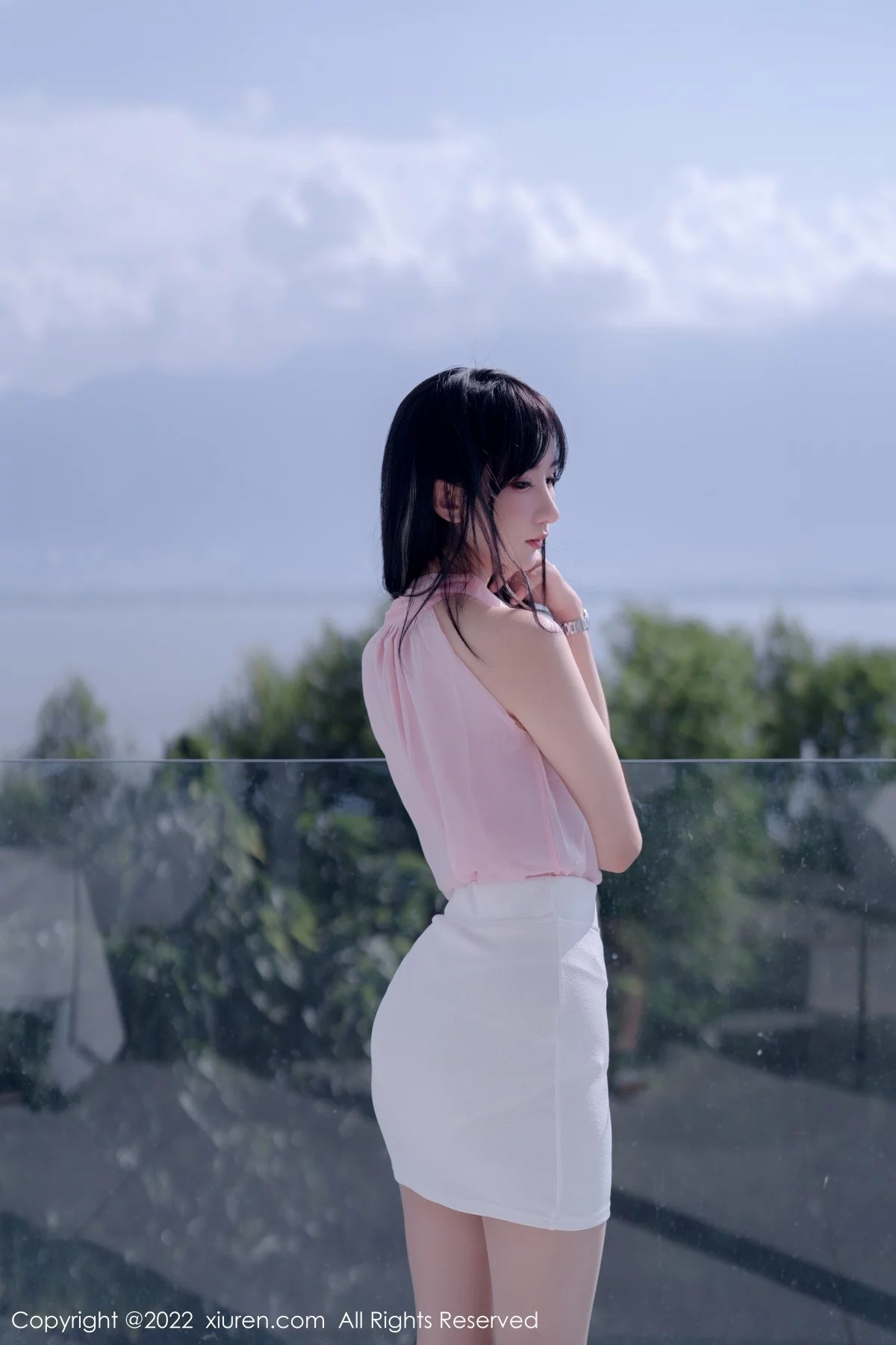 [[XiuRen秀人网]秀人网]No.5318_女神小果冻儿大理旅拍性感粉色上衣配白色短裙秀美腿诱惑写真76P