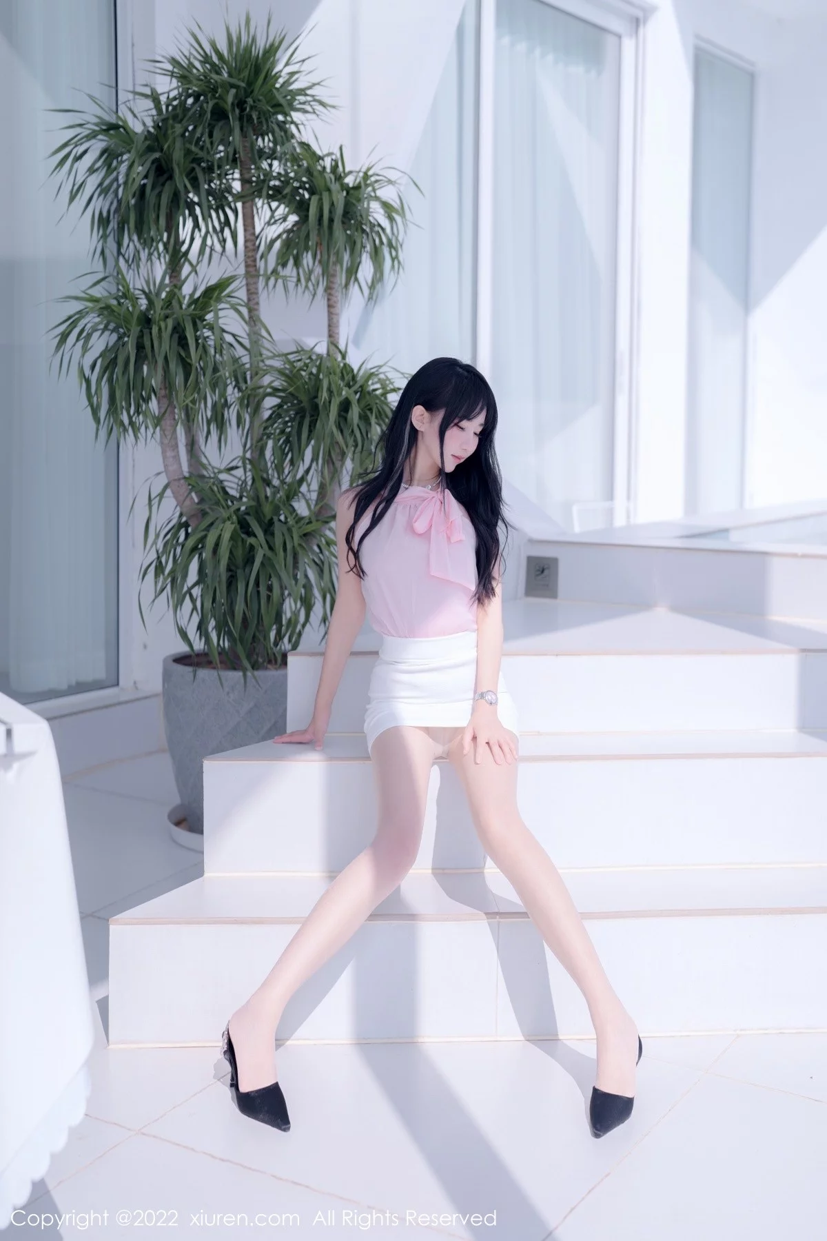 [[XiuRen秀人网]秀人网]No.5318_女神小果冻儿大理旅拍性感粉色上衣配白色短裙秀美腿诱惑写真76P