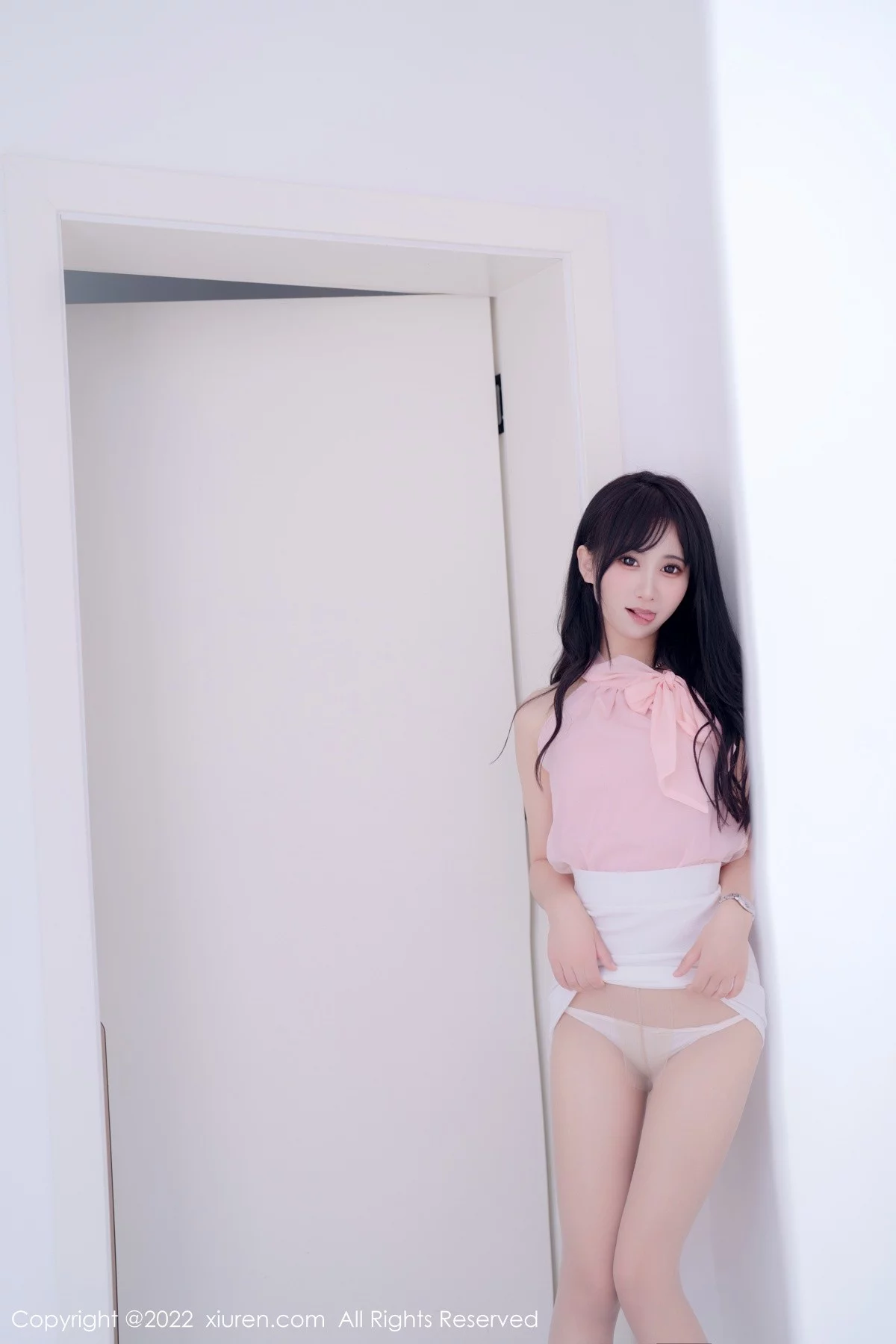 [[XiuRen秀人网]秀人网]No.5318_女神小果冻儿大理旅拍性感粉色上衣配白色短裙秀美腿诱惑写真76P