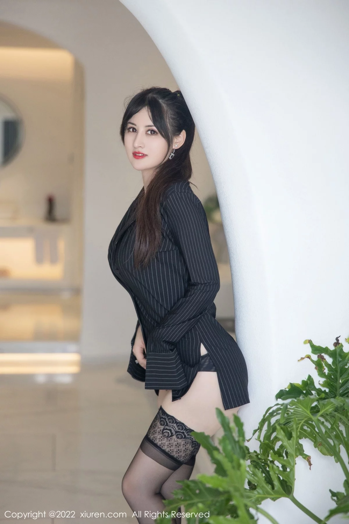 [[XiuRen秀人网]秀人网]No.5335_模特诗诗kiki大理旅拍半脱黑色条纹T恤露性感蕾丝内衣诱惑写真83P