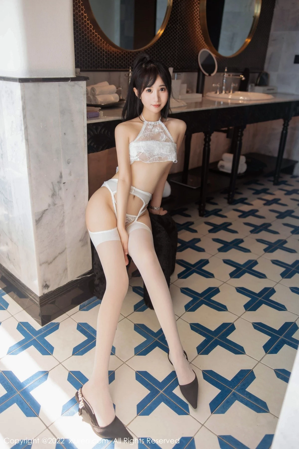 [[XiuRen秀人网]秀人网]No.5344_女神小果冻儿大理旅拍白色轻透服饰配白丝吊袜完美诱惑写真104P