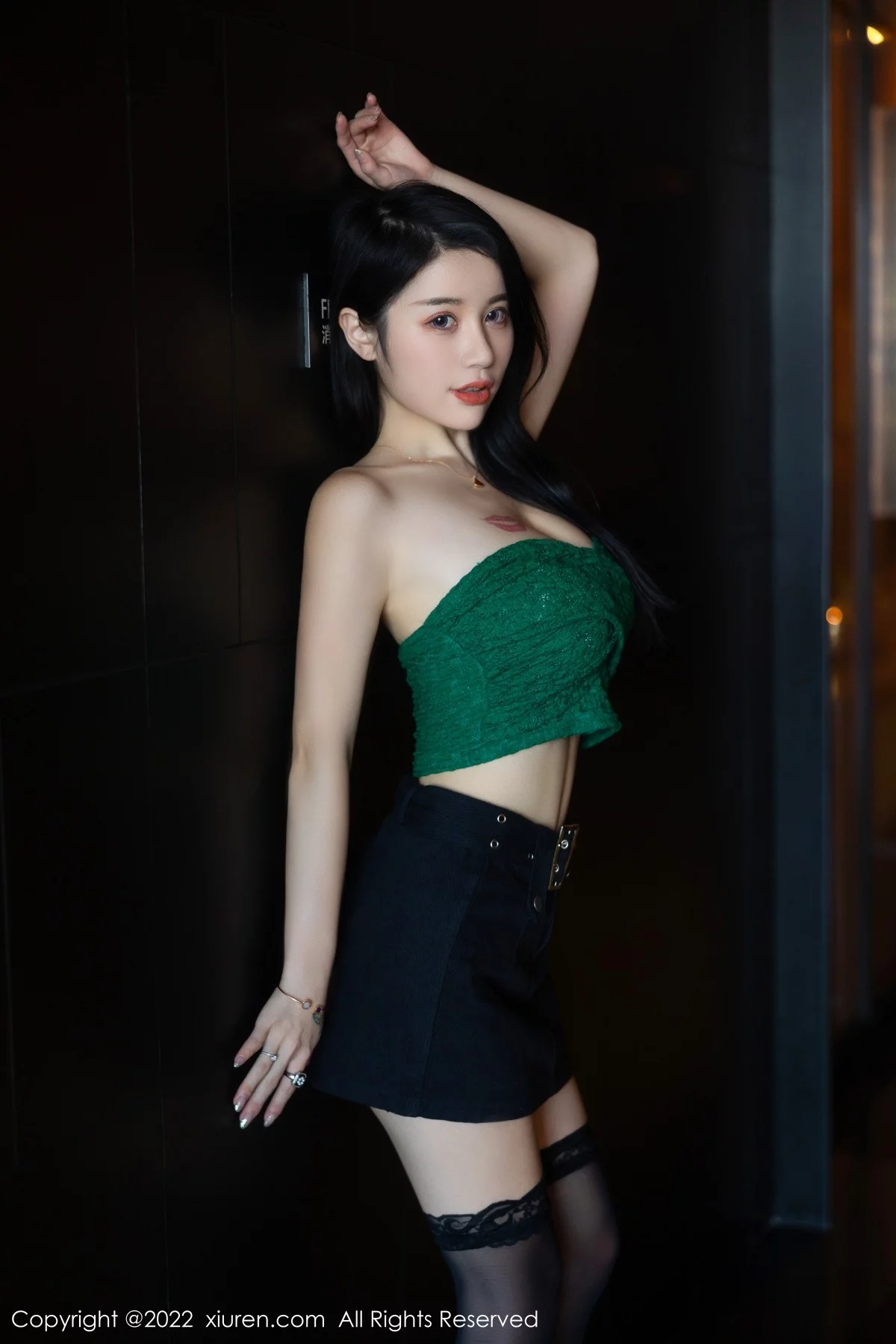 [[XiuRen秀人网]秀人网]No.5455_模特美七Mia西双版纳旅拍露肩短装配黑短裙秀惹火身材诱惑写真75P