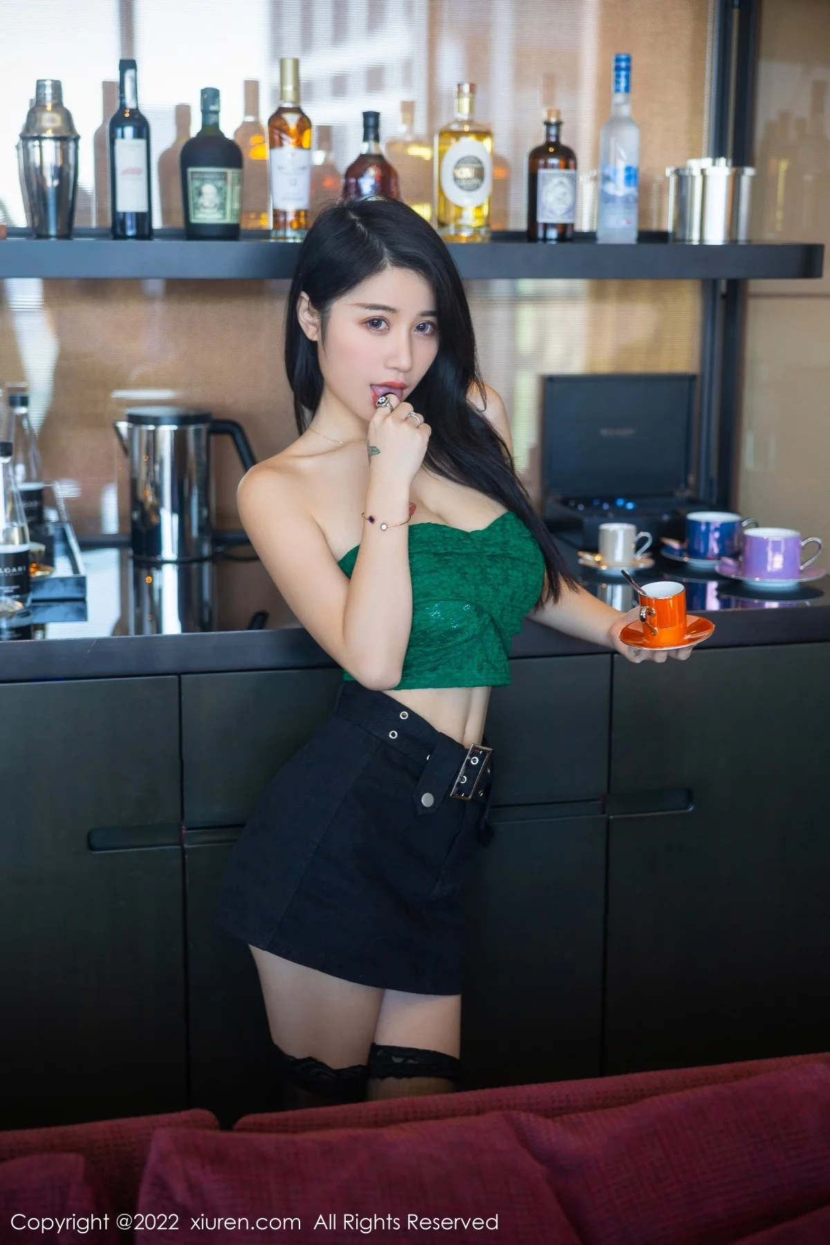 [[XiuRen秀人网]秀人网]No.5455_模特美七Mia西双版纳旅拍露肩短装配黑短裙秀惹火身材诱惑写真75P