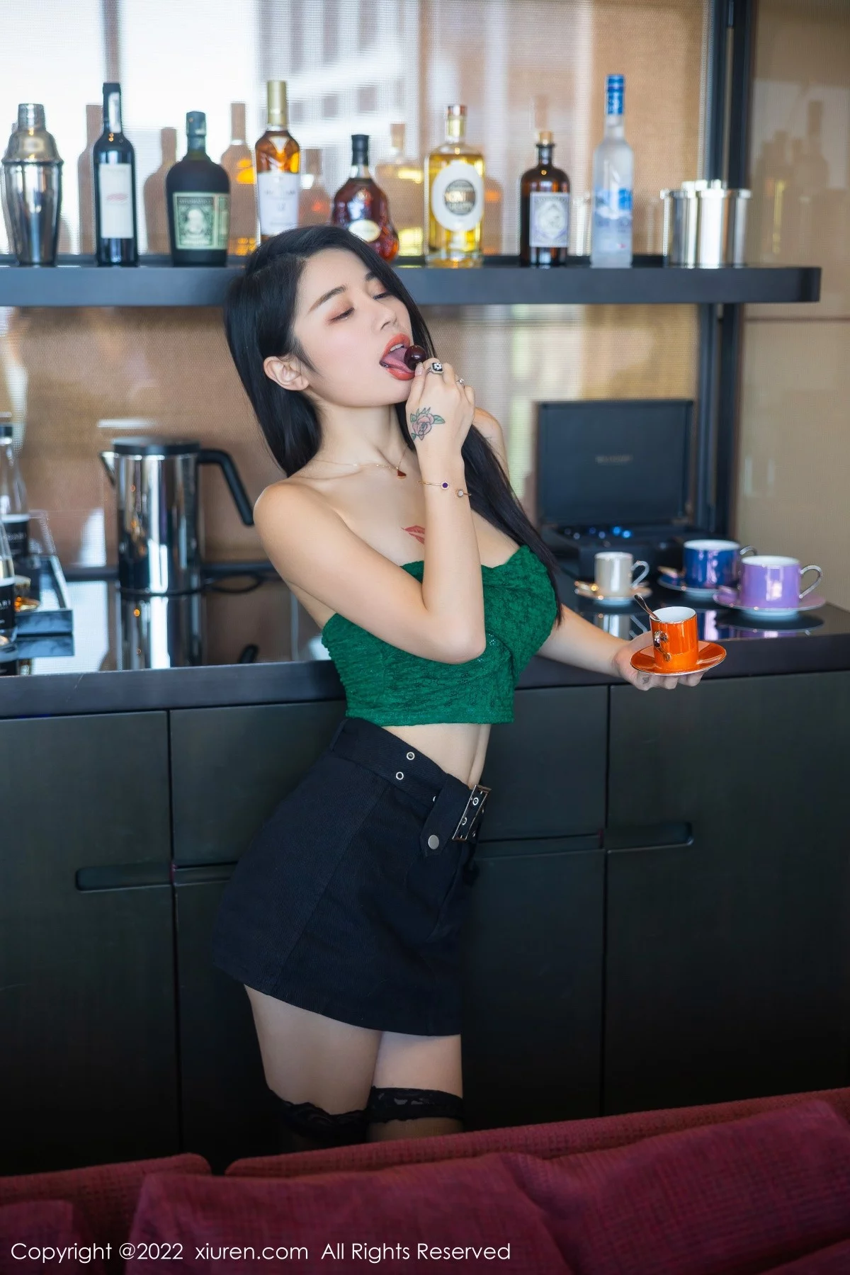 [[XiuRen秀人网]秀人网]No.5455_模特美七Mia西双版纳旅拍露肩短装配黑短裙秀惹火身材诱惑写真75P
