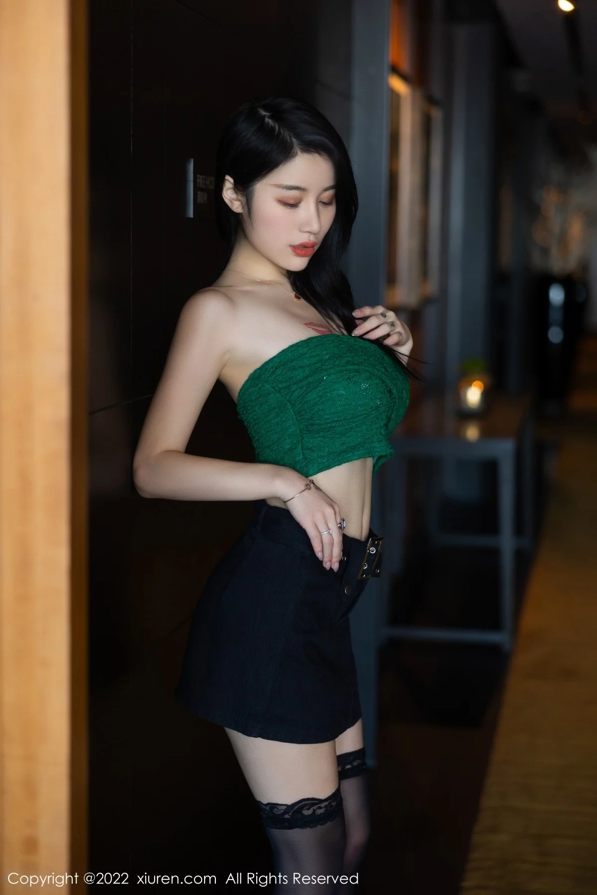 [[XiuRen秀人网]秀人网]No.5455_模特美七Mia西双版纳旅拍露肩短装配黑短裙秀惹火身材诱惑写真75P
