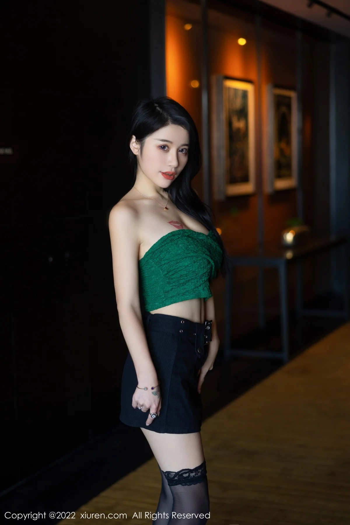 [[XiuRen秀人网]秀人网]No.5455_模特美七Mia西双版纳旅拍露肩短装配黑短裙秀惹火身材诱惑写真75P