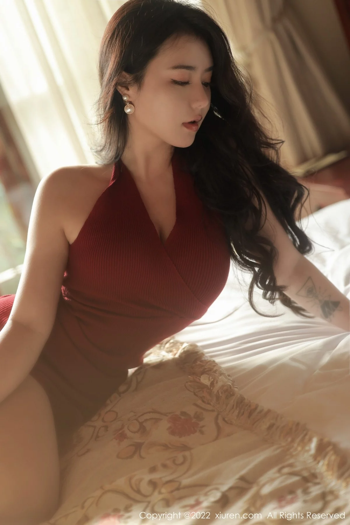 [[XiuRen秀人网]秀人网]No.5457_女神玛鲁娜三亚旅拍红色露肩连衣短裙配黑丝袜秀翘臀诱惑写真56P
