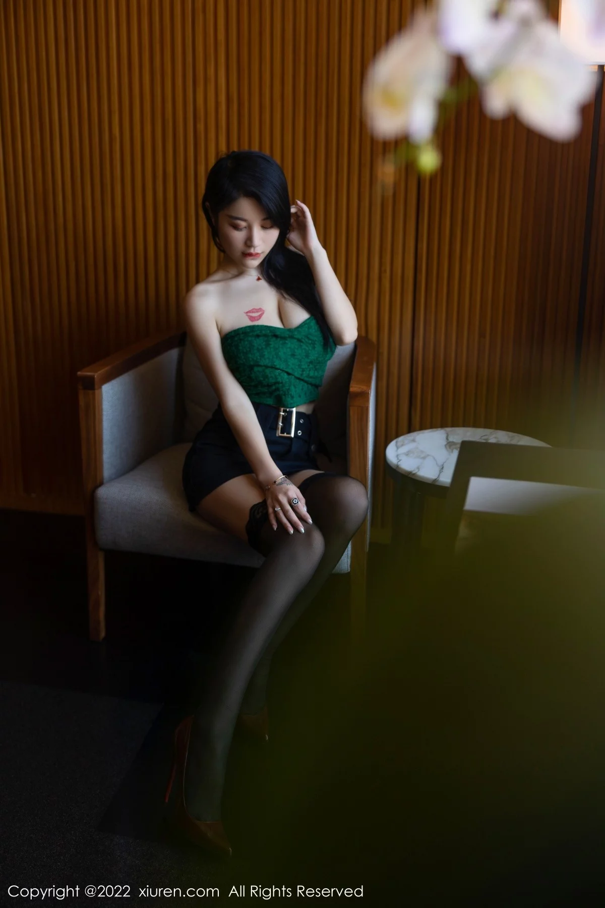 [[XiuRen秀人网]秀人网]No.5455_模特美七Mia西双版纳旅拍露肩短装配黑短裙秀惹火身材诱惑写真75P