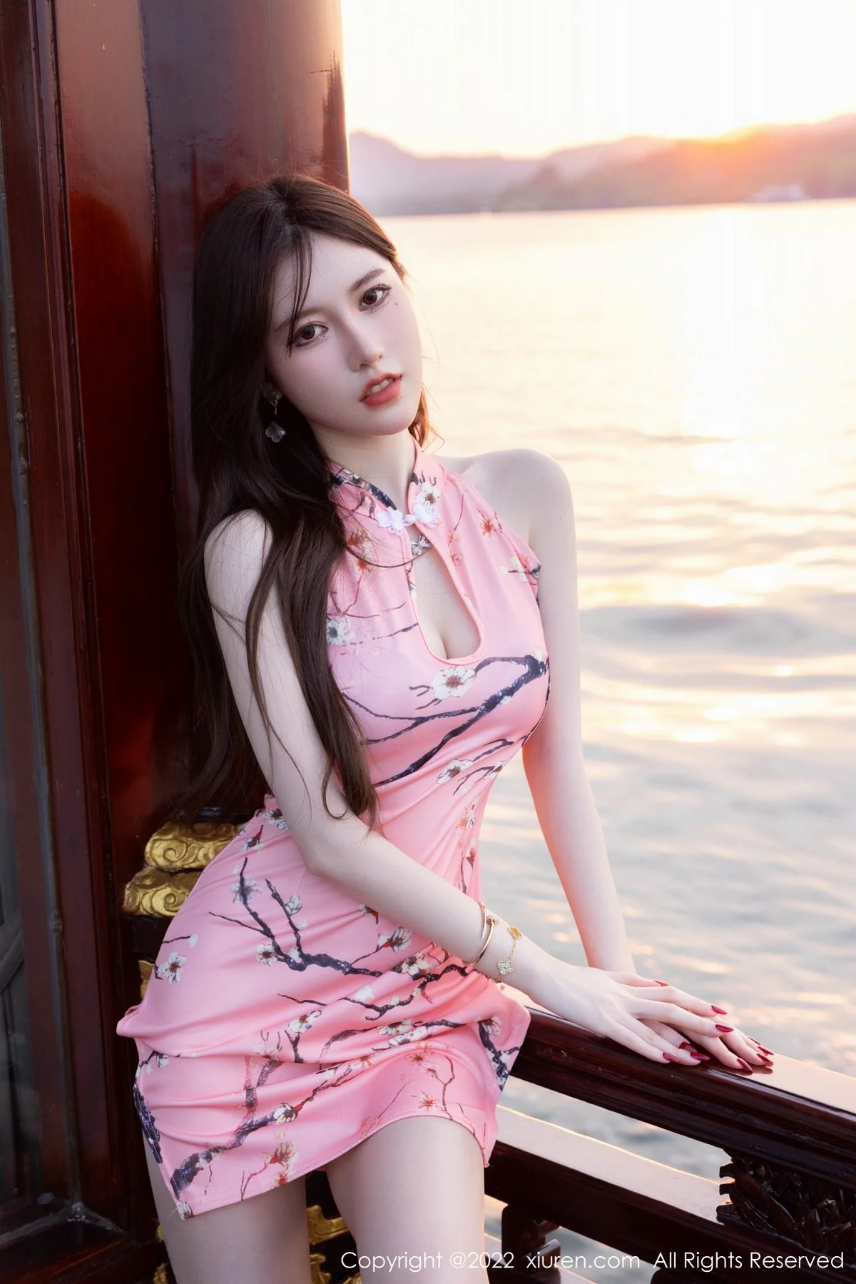 [[XiuRen秀人网]秀人网]No.5515_模特美桃酱海南心愿旅拍性感粉色旗袍配超薄白丝勾魂诱惑写真73P