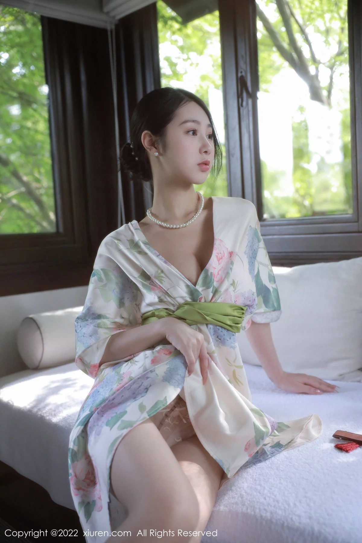 [[XiuRen秀人网]秀人网]No.5514_模特谢晚晚性感白色带花纹长裙配原色丝袜秀完美身材诱惑写真111P