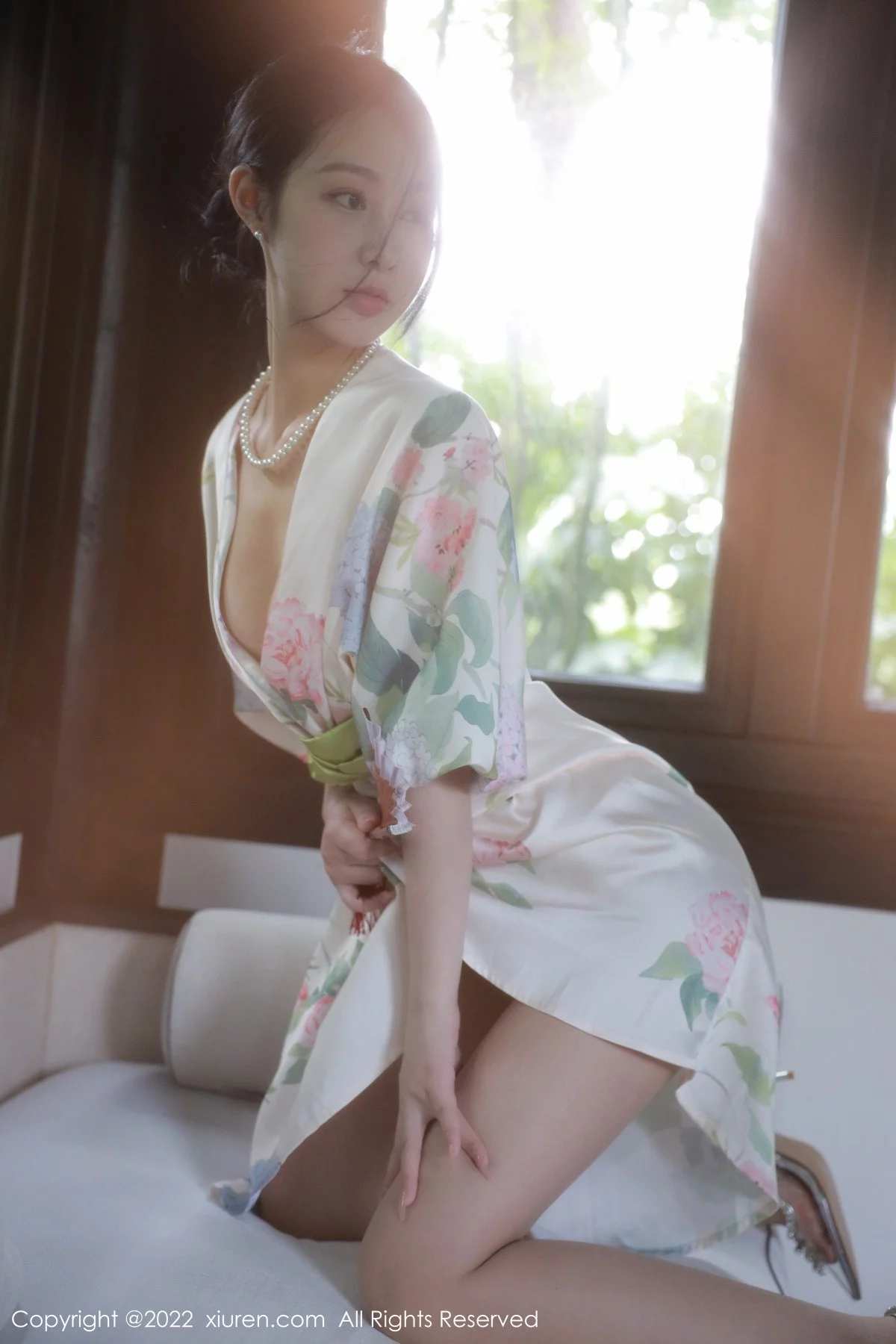 [[XiuRen秀人网]秀人网]No.5514_模特谢晚晚性感白色带花纹长裙配原色丝袜秀完美身材诱惑写真111P