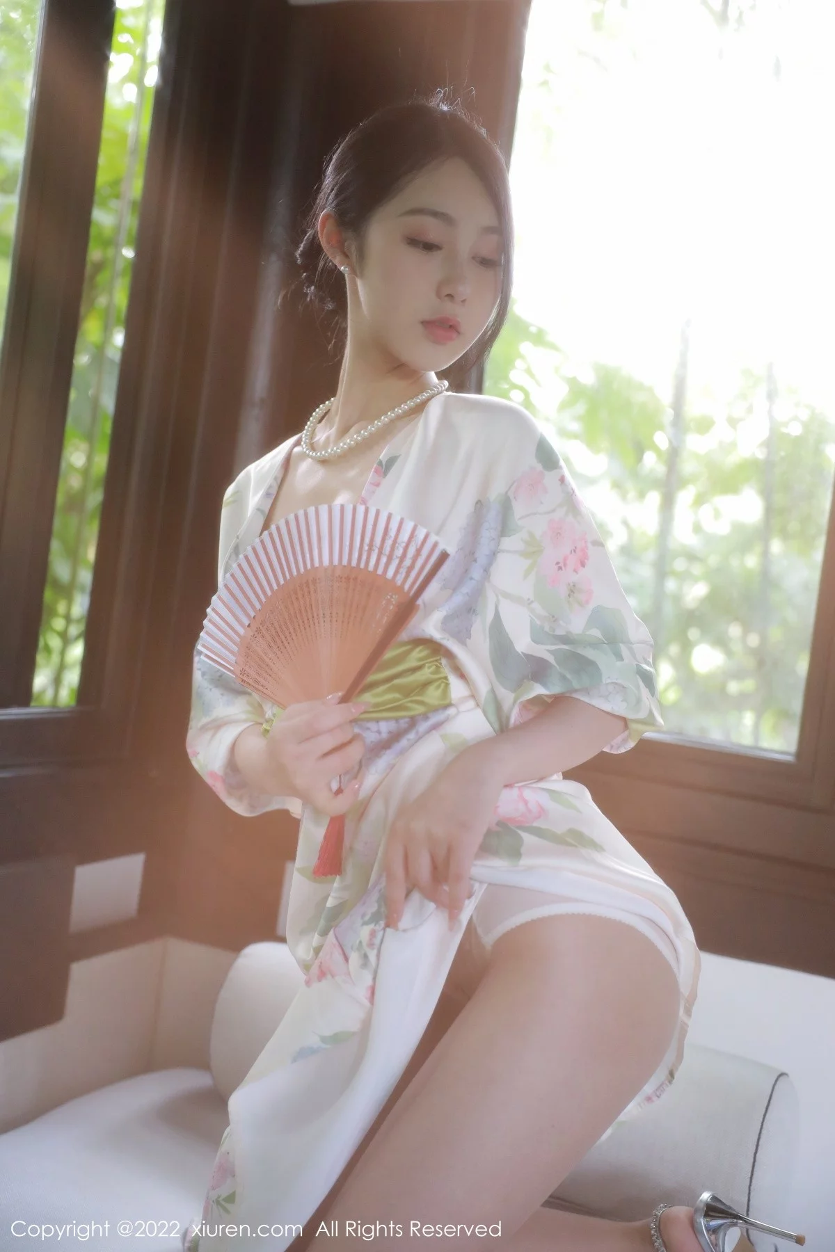 [[XiuRen秀人网]秀人网]No.5514_模特谢晚晚性感白色带花纹长裙配原色丝袜秀完美身材诱惑写真111P