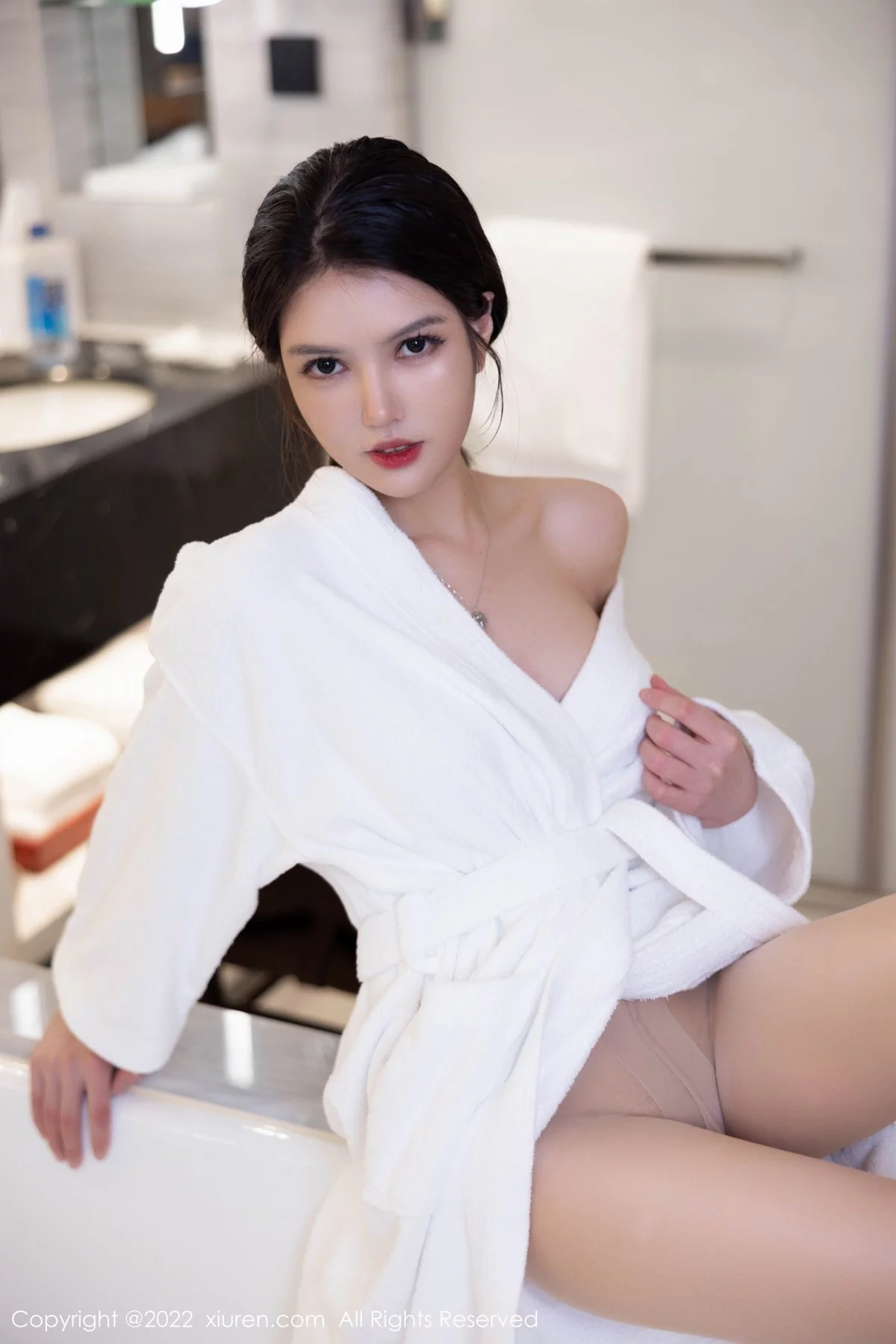 [[XiuRen秀人网]秀人网]No.5522_模特媛媛酱belle海南心愿旅拍浴室白色睡袍配无内肉丝诱惑写真60P