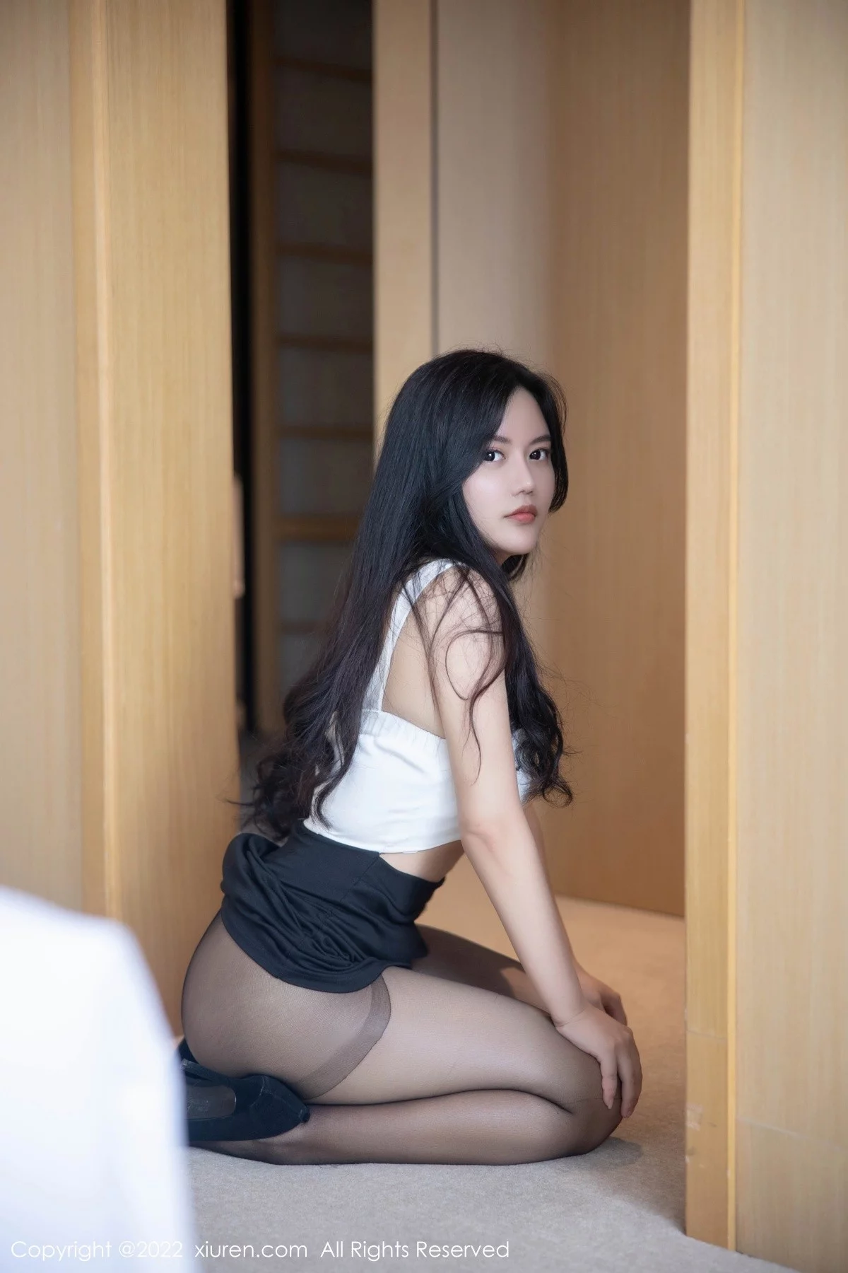 [[XiuRen秀人网]秀人网]No.5518_新人模特吴小小性感白色收身上衣配黑短裙秀翘臀美腿诱惑写真69P