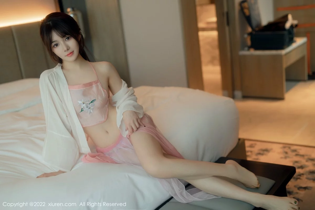 [[XiuRen秀人网]秀人网]No.5519_模特婠婠么床上粉色古典薄纱服饰秀曼妙身材豪乳翘臀诱惑写真59P