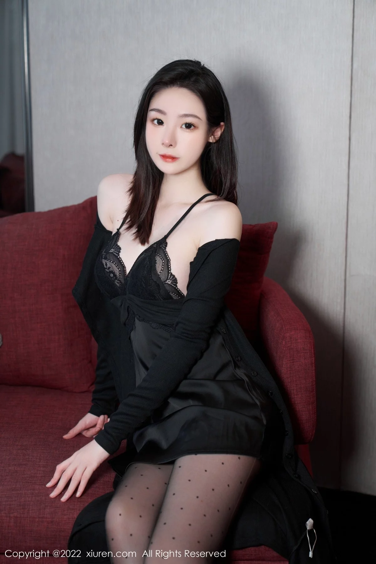 [[XiuRen秀人网]秀人网]No.5529_模特是小逗逗心愿旅拍脱黑色露肩连衣长裙露蕾丝内衣诱惑写真92P