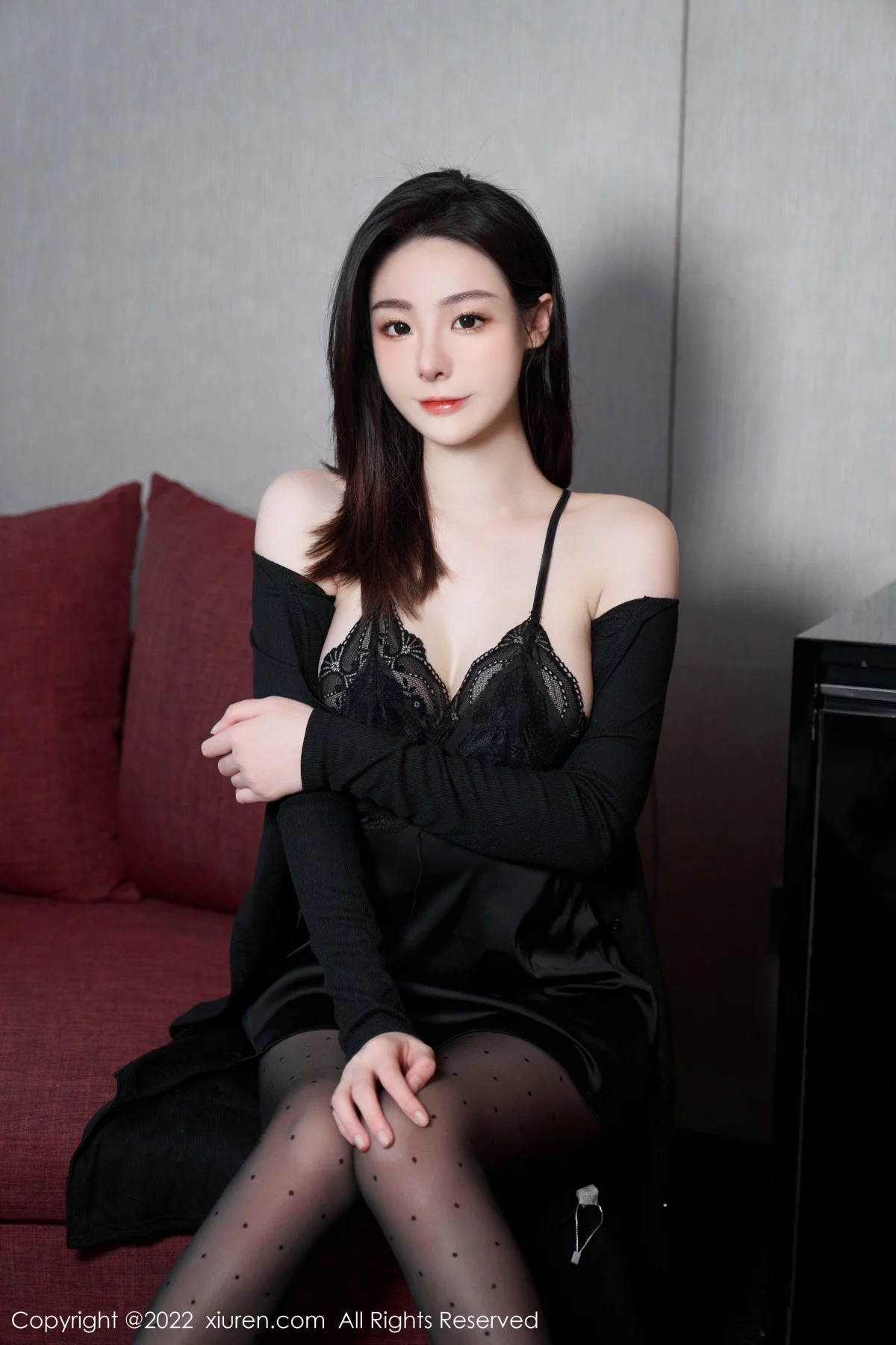 [[XiuRen秀人网]秀人网]No.5529_模特是小逗逗心愿旅拍脱黑色露肩连衣长裙露蕾丝内衣诱惑写真92P