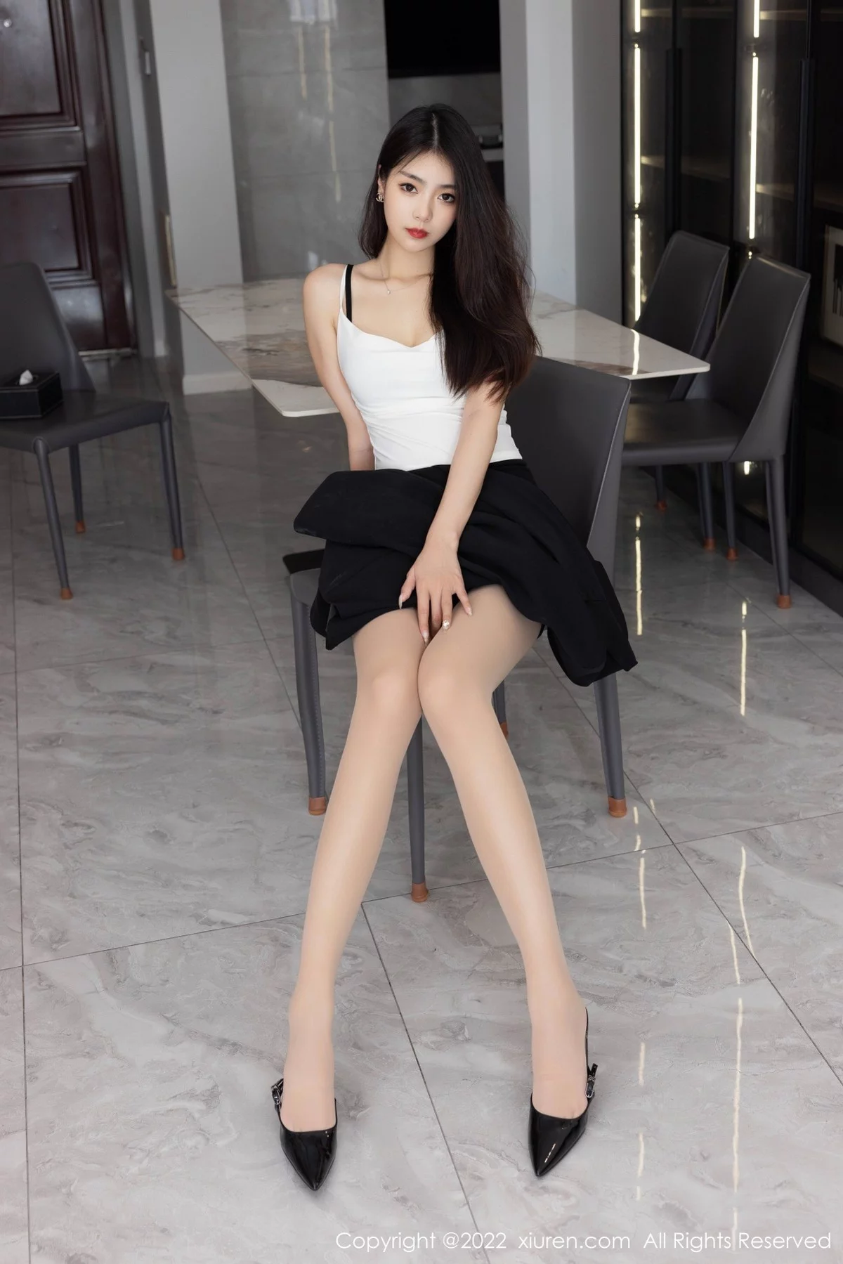 [[XiuRen秀人网]秀人网]No.5530_模特可乐Vicky性感白T配黑短裙露超薄肉丝秀翘臀美腿诱惑写真63P