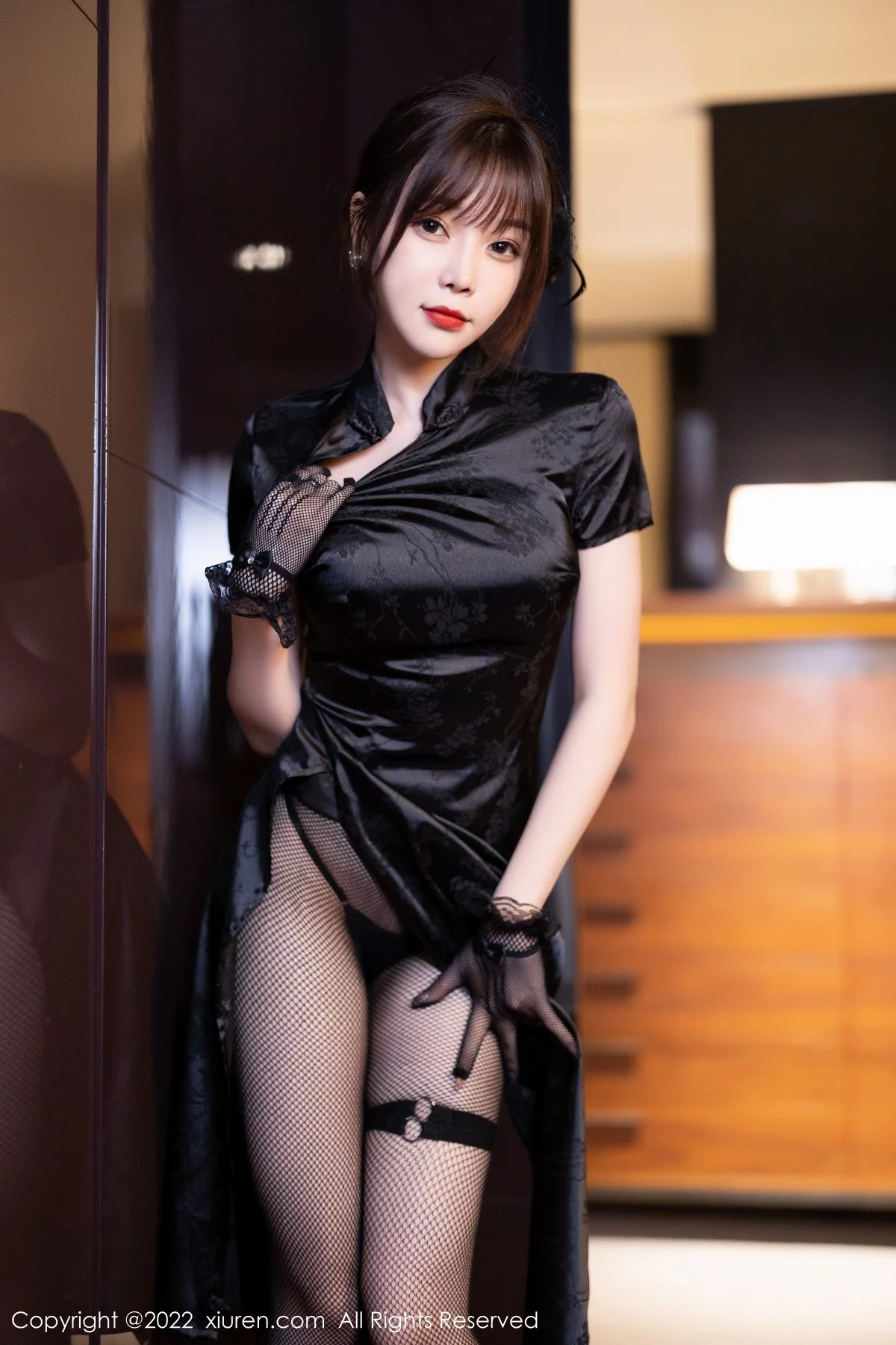 [[XiuRen秀人网]秀人网]No.5532_女神徐莉芝Booty私房脱性感黑色旗袍露轻透蕾丝内衣诱惑写真79P
