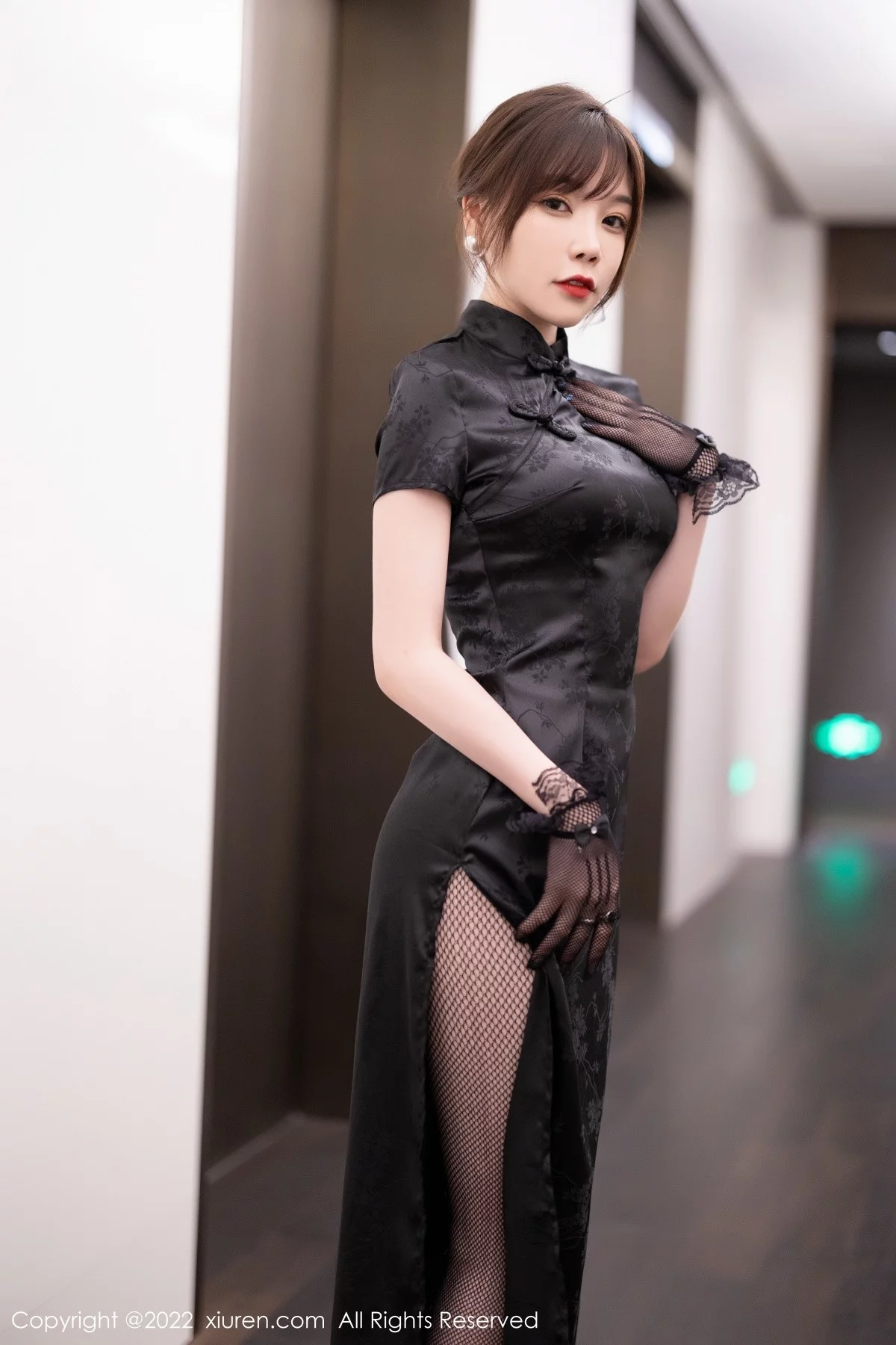 [[XiuRen秀人网]秀人网]No.5532_女神徐莉芝Booty私房脱性感黑色旗袍露轻透蕾丝内衣诱惑写真79P