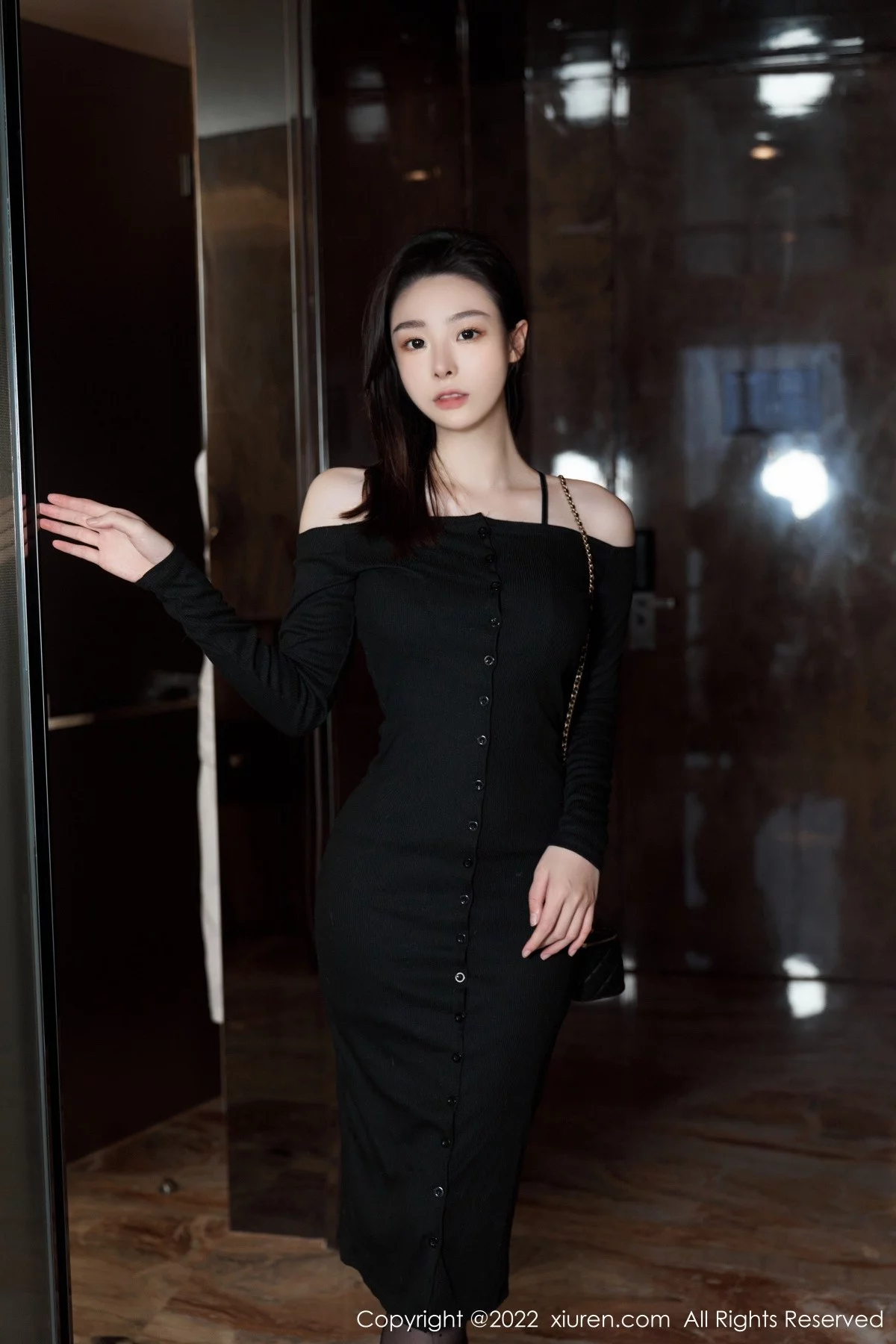 [[XiuRen秀人网]秀人网]No.5529_模特是小逗逗心愿旅拍脱黑色露肩连衣长裙露蕾丝内衣诱惑写真92P