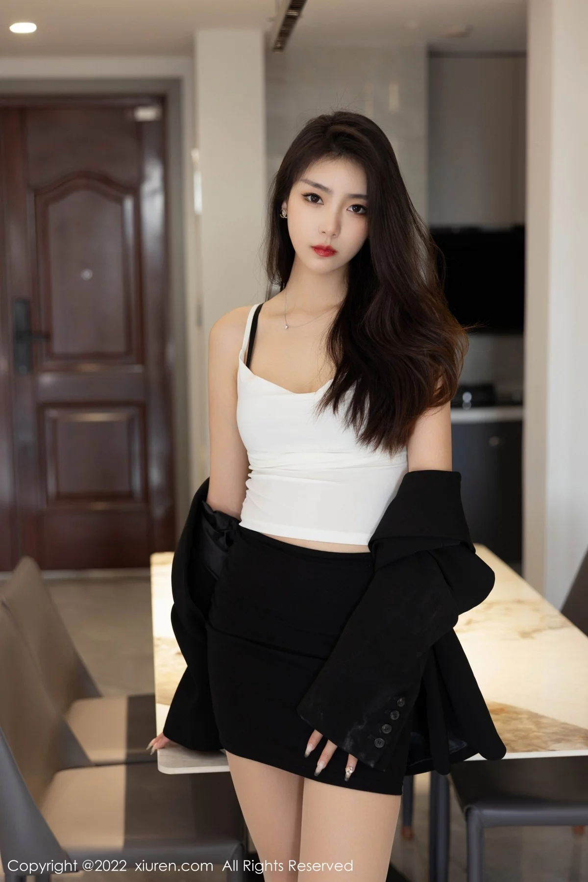 [[XiuRen秀人网]秀人网]No.5530_模特可乐Vicky性感白T配黑短裙露超薄肉丝秀翘臀美腿诱惑写真63P