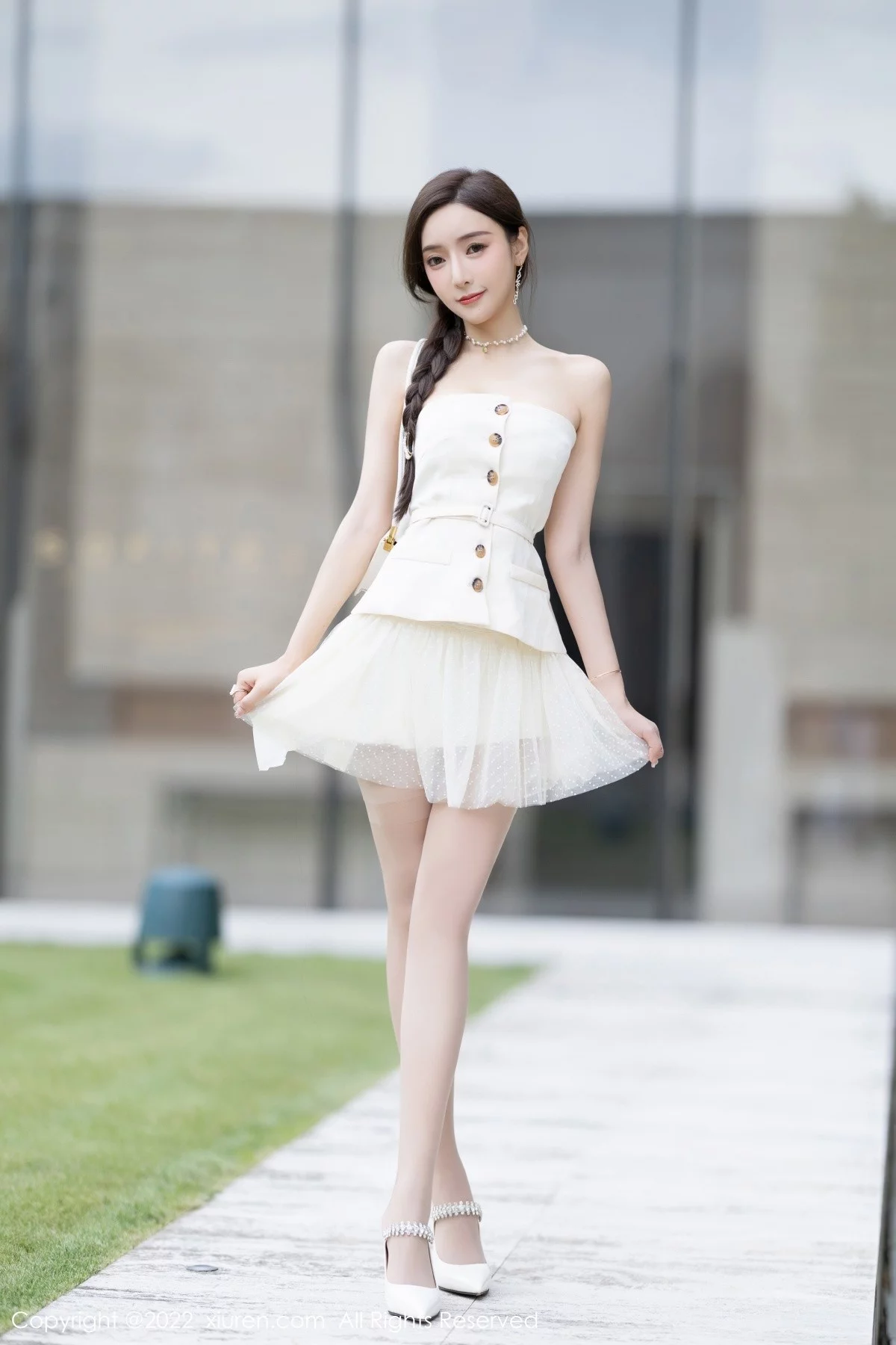 [[XiuRen秀人网]秀人网]No.5539_女神王馨瑶yanni白色露肩服饰+珍珠色睡裙配蕾丝吊袜诱惑写真78P
