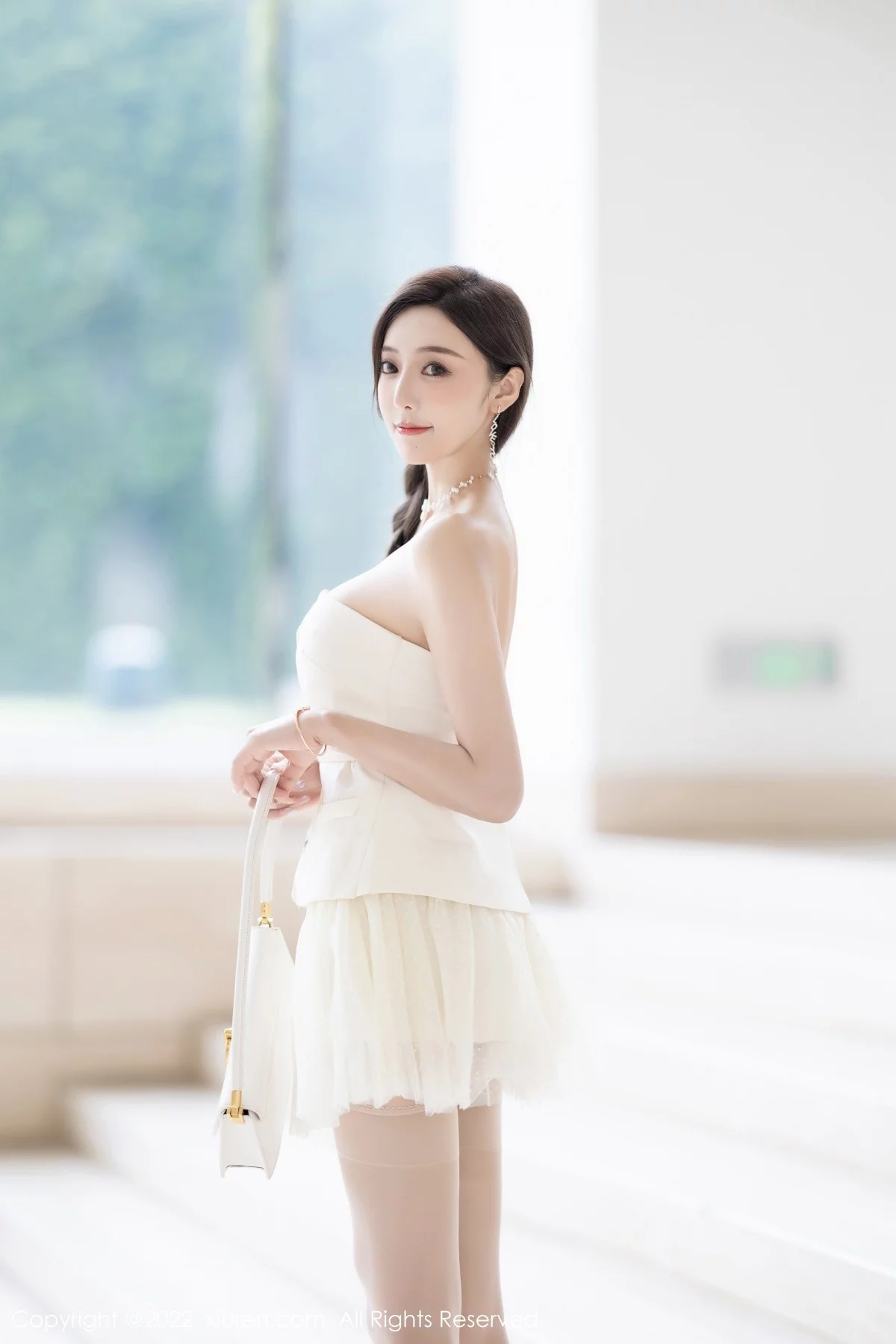 [[XiuRen秀人网]秀人网]No.5539_女神王馨瑶yanni白色露肩服饰+珍珠色睡裙配蕾丝吊袜诱惑写真78P