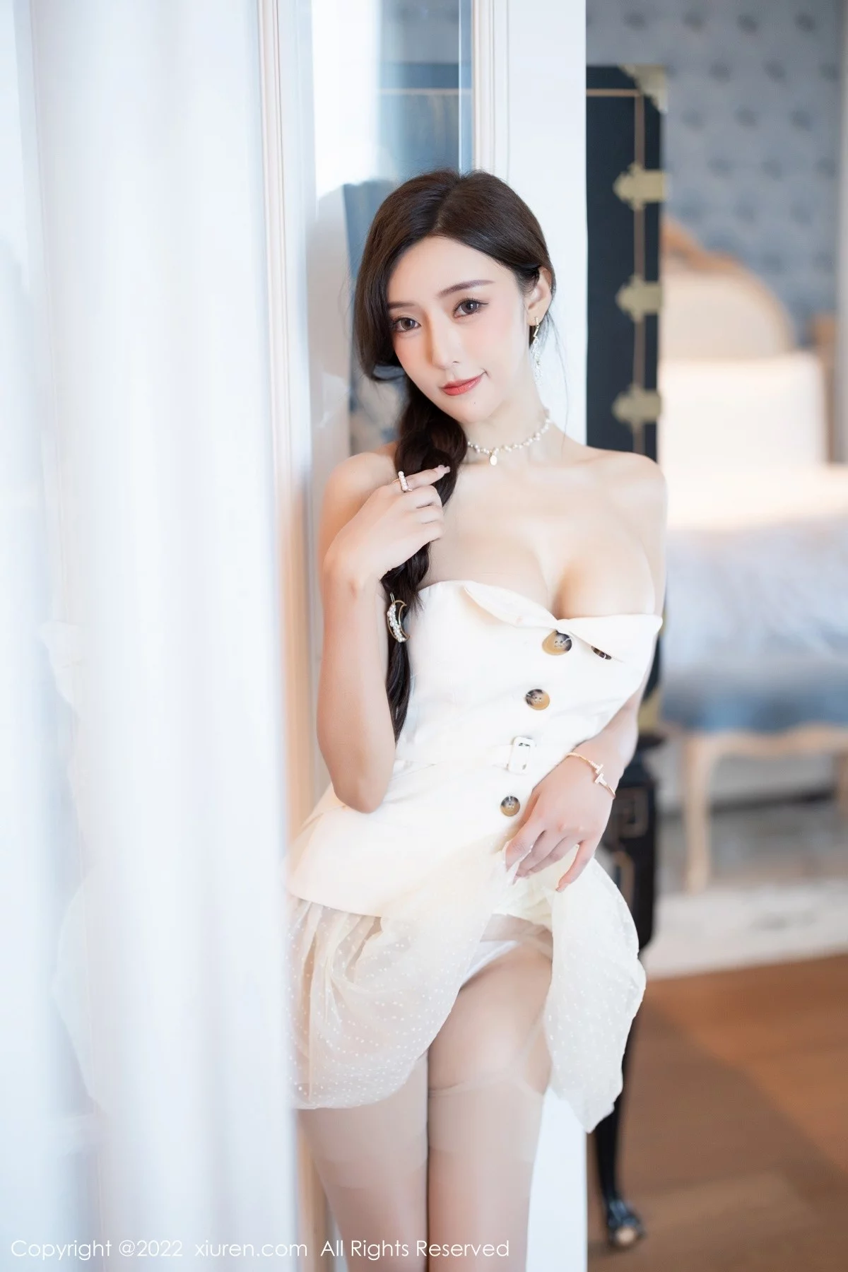 [[XiuRen秀人网]秀人网]No.5539_女神王馨瑶yanni白色露肩服饰+珍珠色睡裙配蕾丝吊袜诱惑写真78P
