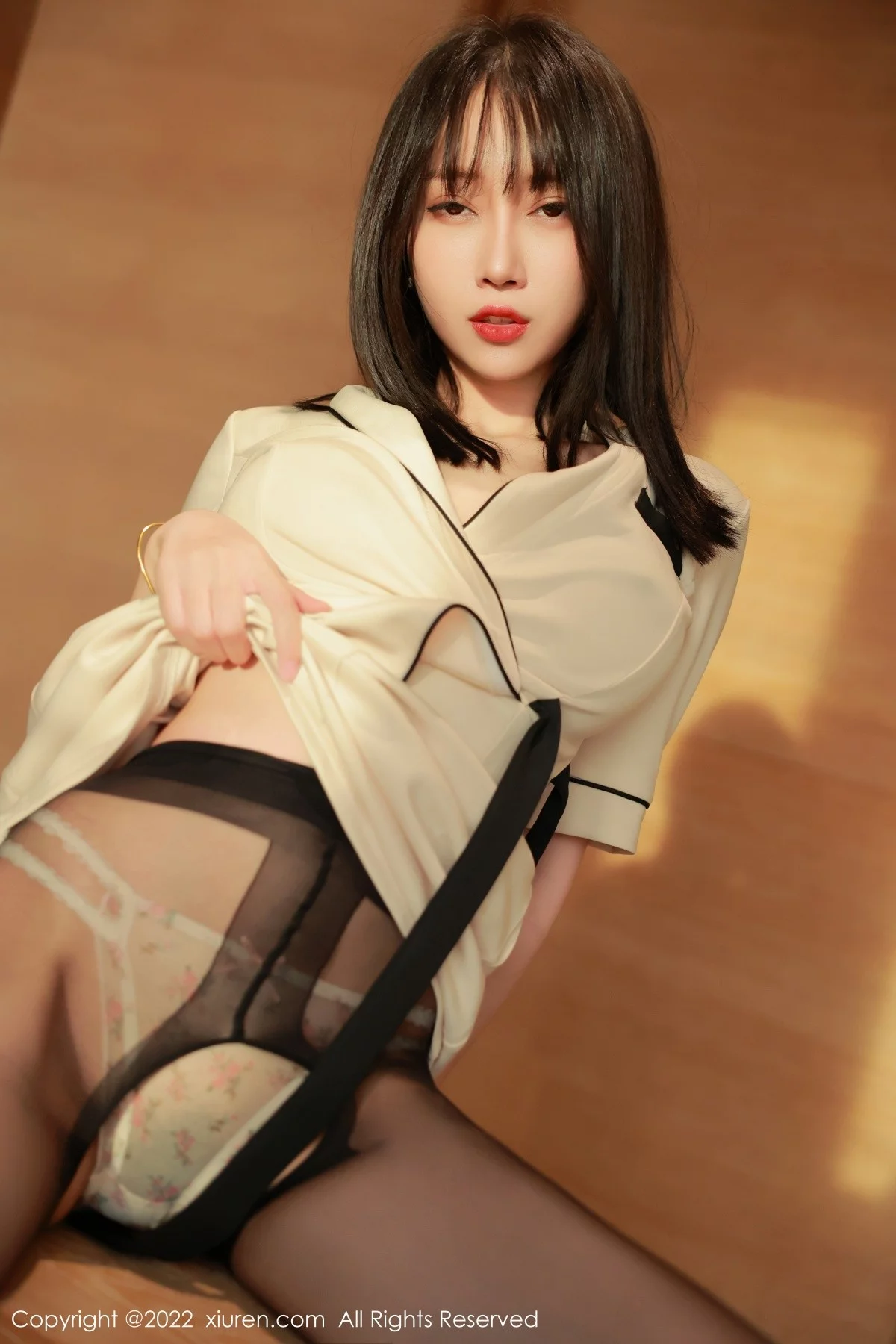 [[XiuRen秀人网]秀人网]No.5534_模特玥儿玥er香格里拉旅拍角色扮演黄色制服配开档黑丝诱惑写真60P