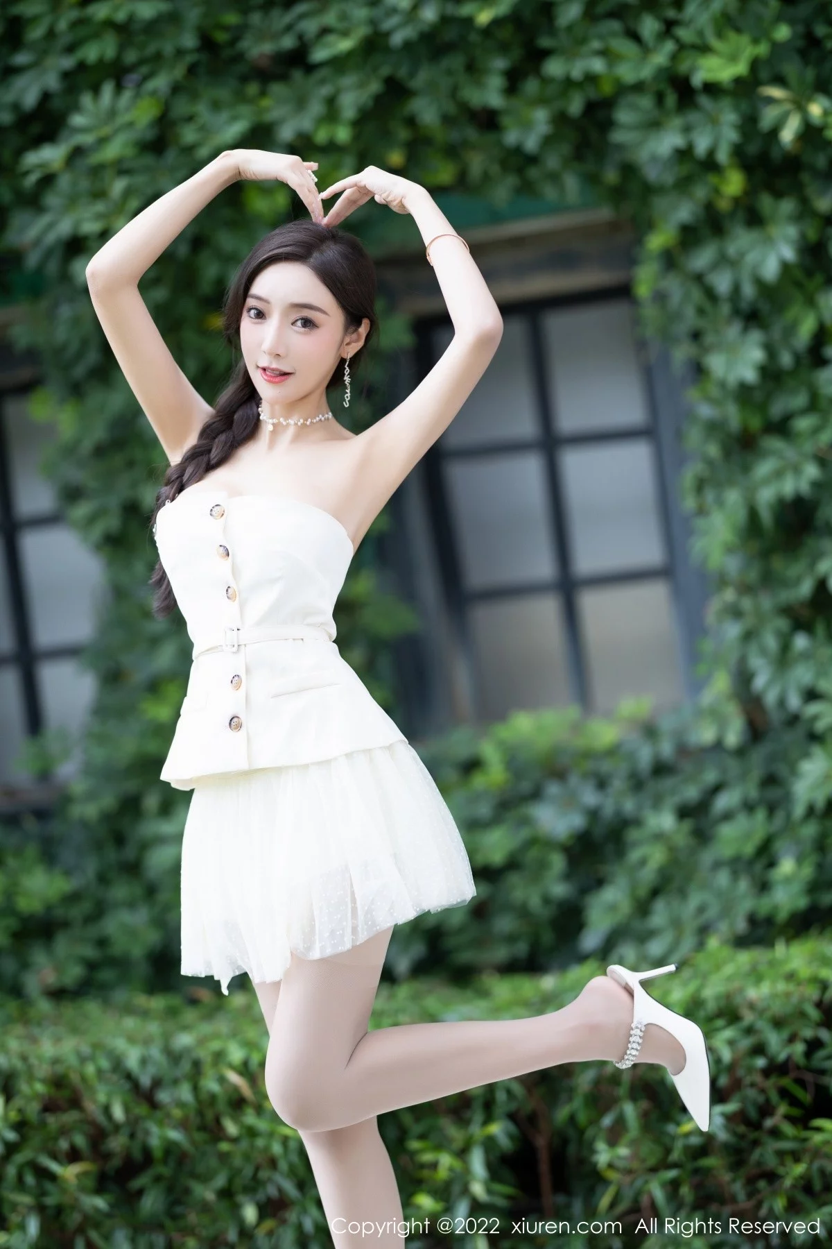 [[XiuRen秀人网]秀人网]No.5539_女神王馨瑶yanni白色露肩服饰+珍珠色睡裙配蕾丝吊袜诱惑写真78P
